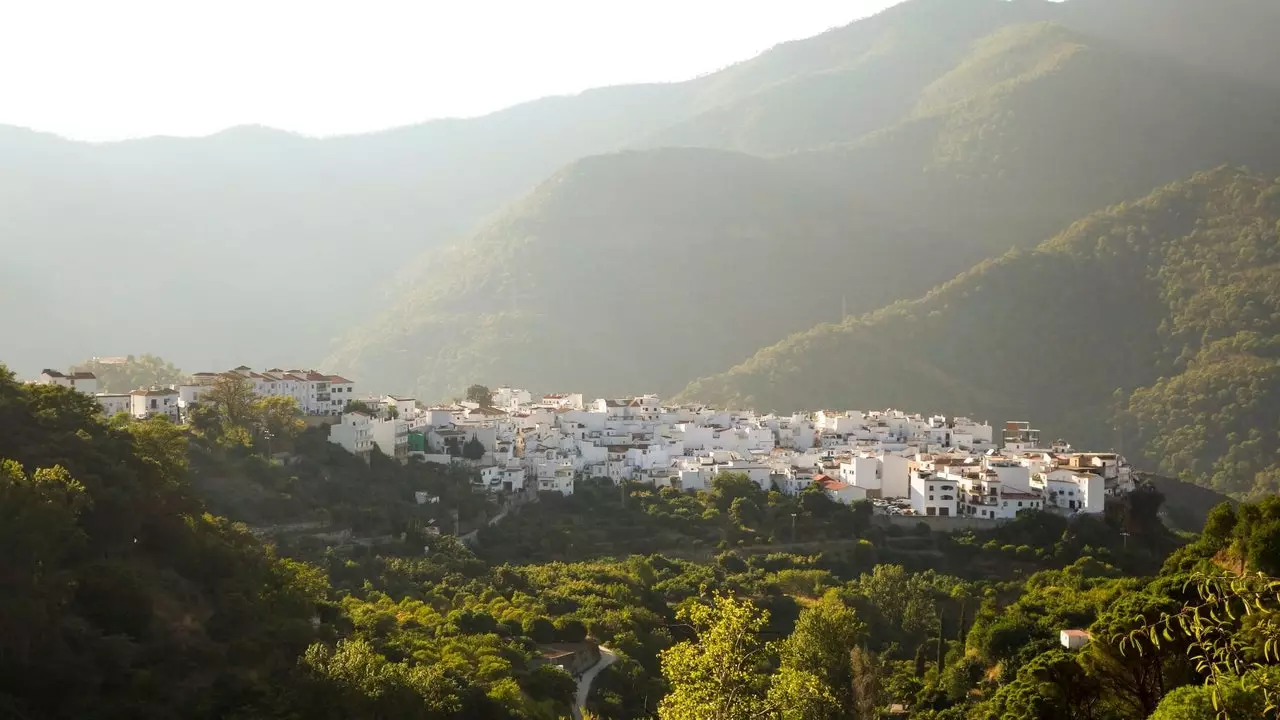 Rute melalui Sierra de las Nieves, Taman Nasional Spanyol yang baru