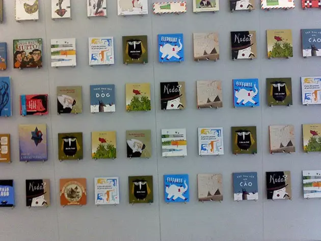 De titels tentoongesteld in de PapaLivros Children's Bookstore