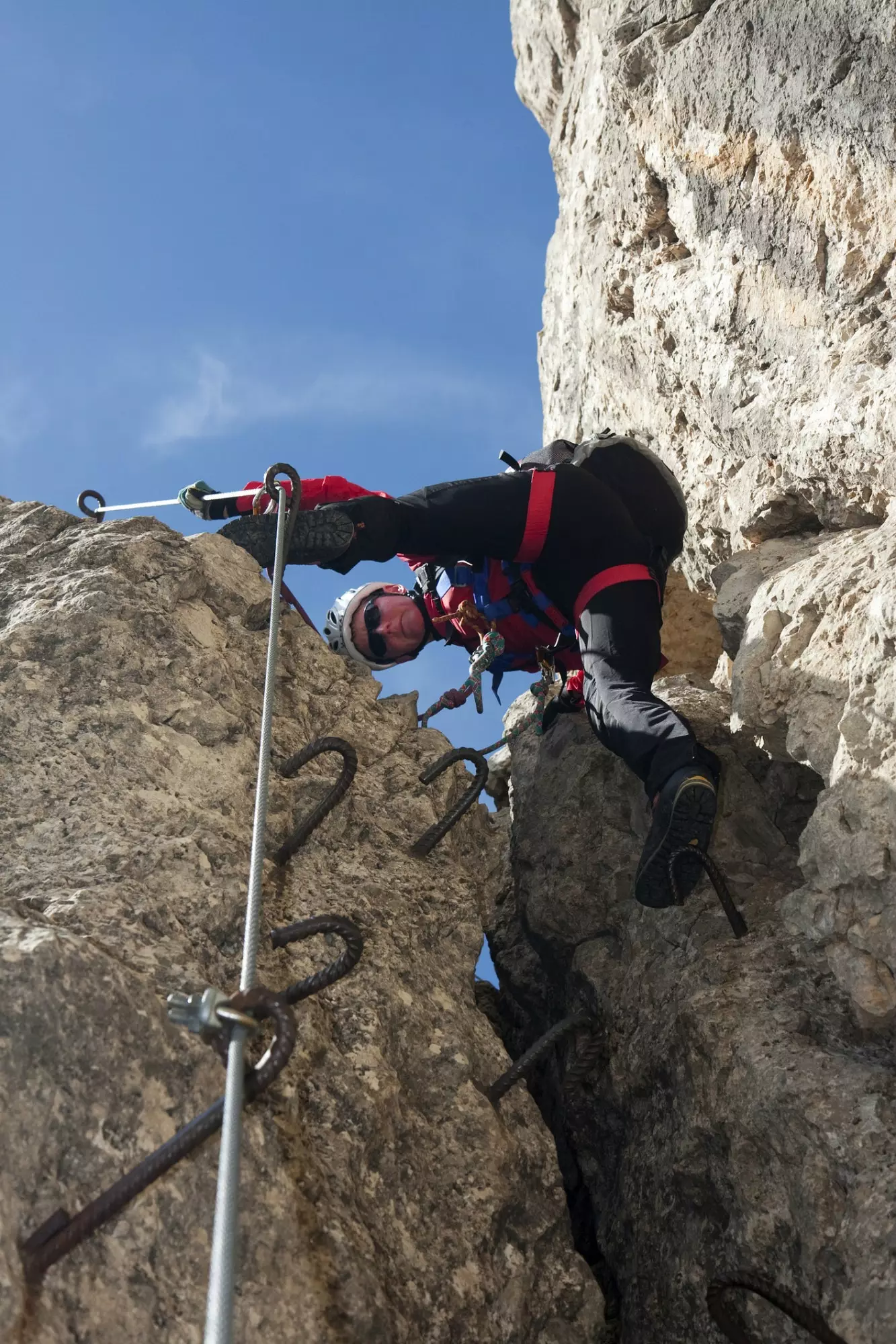 Доломиттердегі via ferrata баспалдақтарымен көтерілу.