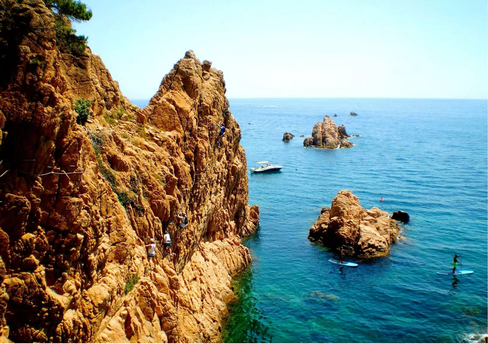 Via ferrataen i Cala del Molí løber over havet på klipperne på Costa Brava.