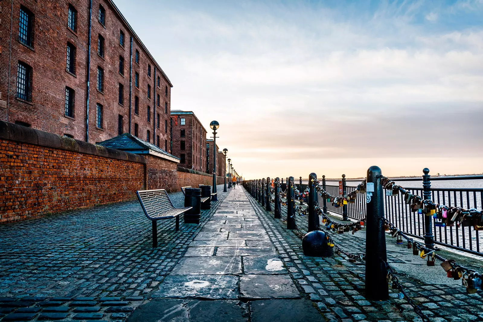 Bänke mit Blick auf das Meer am Royal Albert Dock