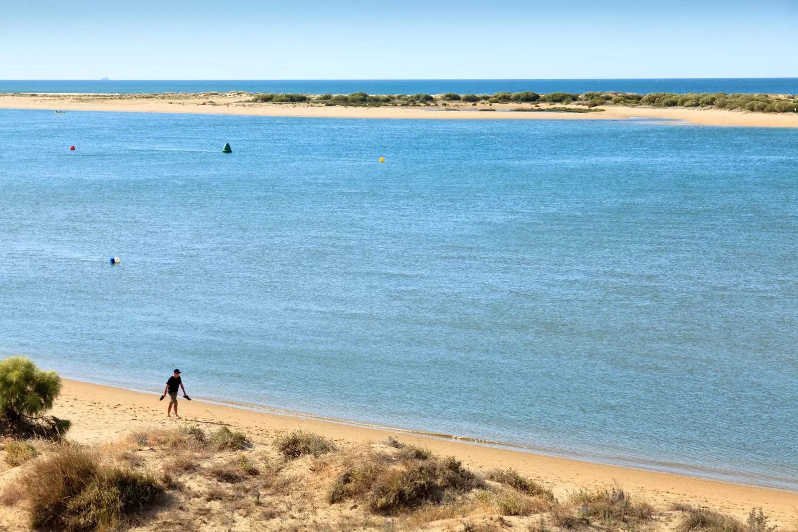 De Pfeil vum El Rompido ass tëscht dem Piedras River an dem Atlanteschen Ozean encadréiert.