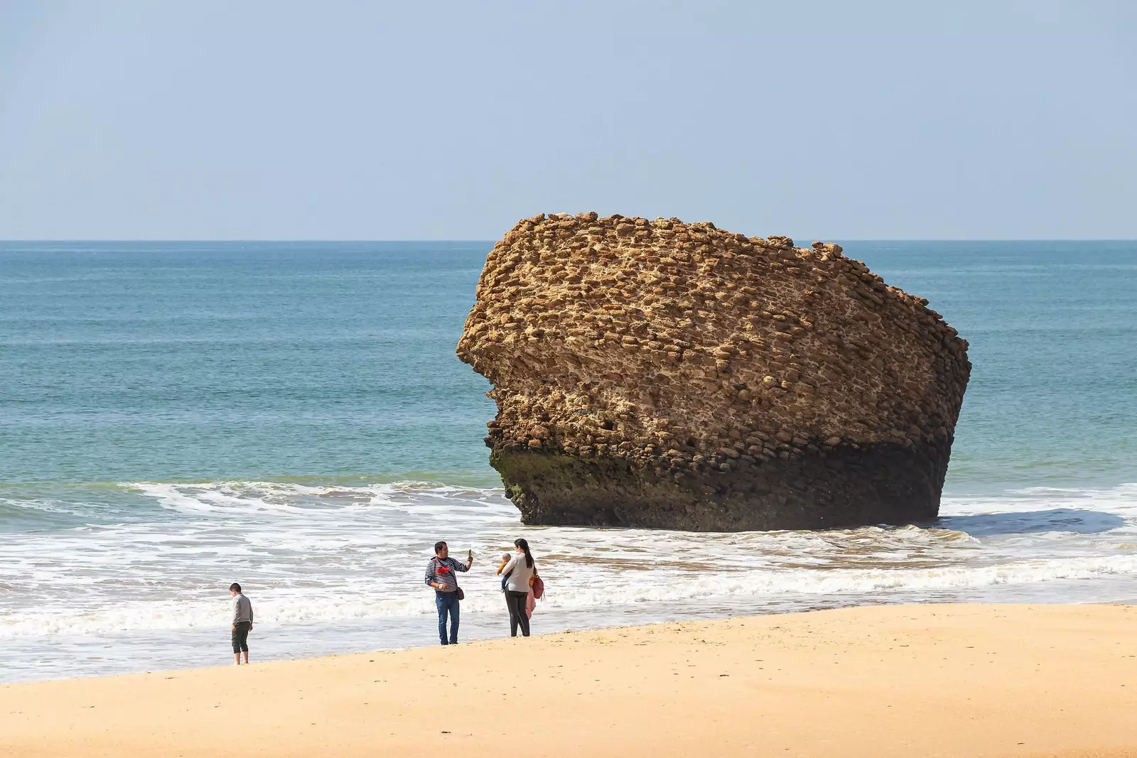 Castilla-Strand mit Überresten des Torre de la Higuera Matalascañas Huelva.