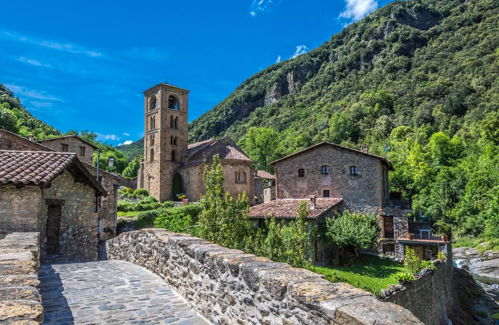 Starý románský kostel Sant Cristòfol de Beget.