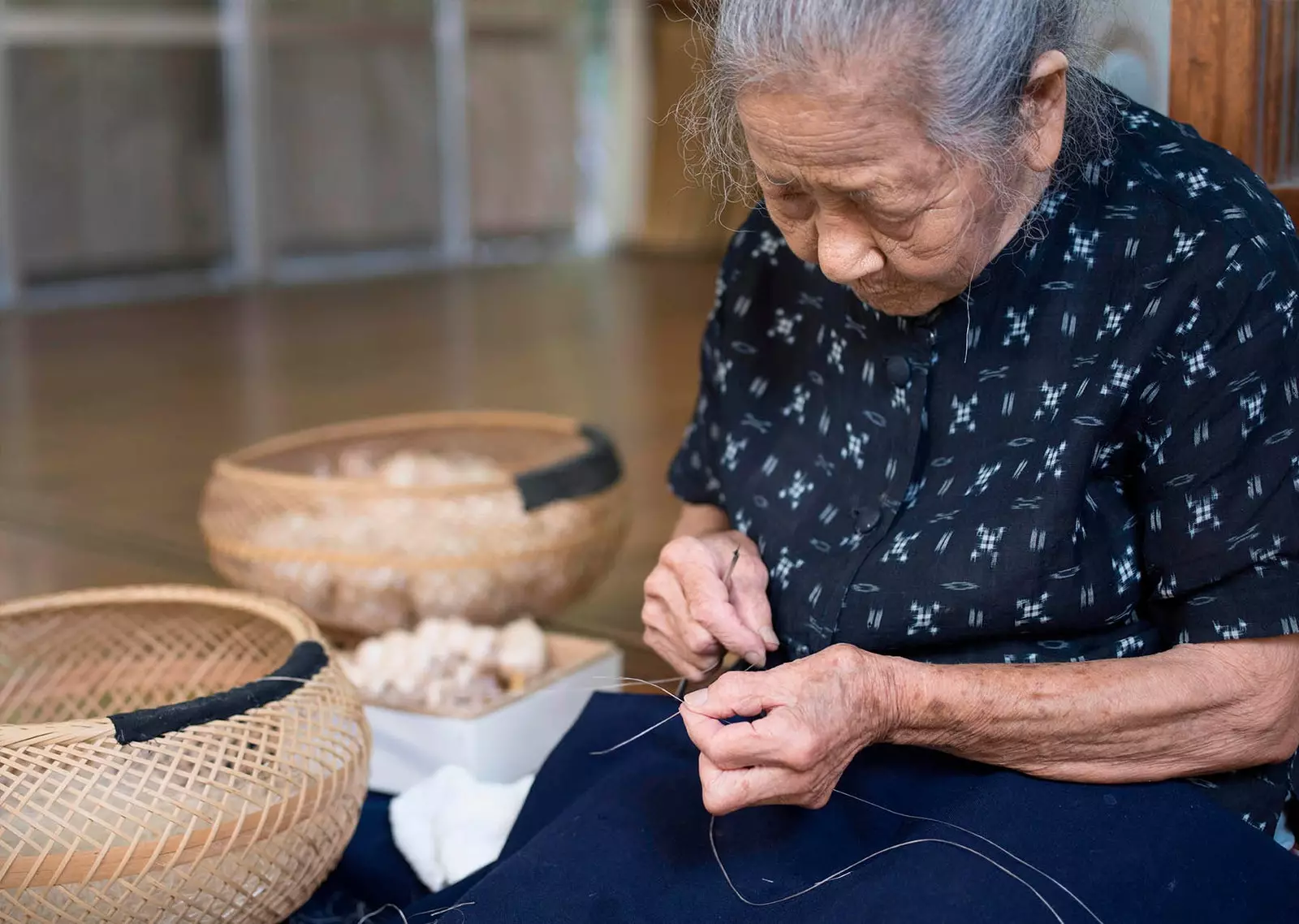 Toshiko Taira van Ogimi 'Japan's Living Treasure' omdat hij de enige is die 'bashofu' een textiel blijft produceren uit...