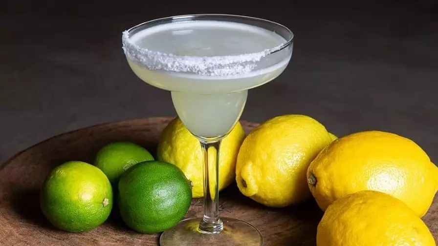 Hér er ristað brauð, compadres: tequila eða mezcal margarita?