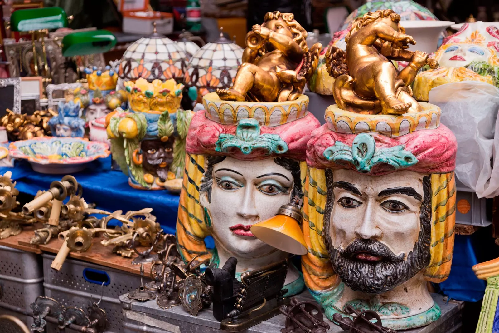 Pièces en céramique au marché aux puces de Porta Portese