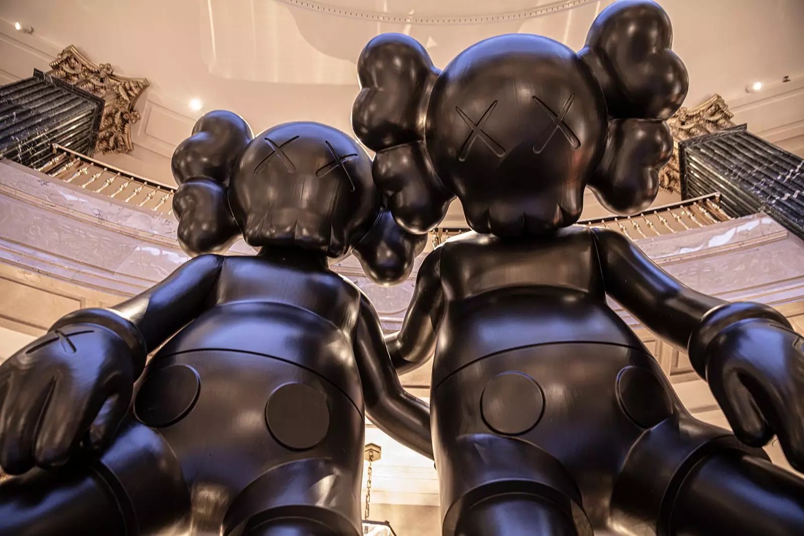 Butiran 'Along de Way' oleh KAWS di lobi Four Seasons Madrid