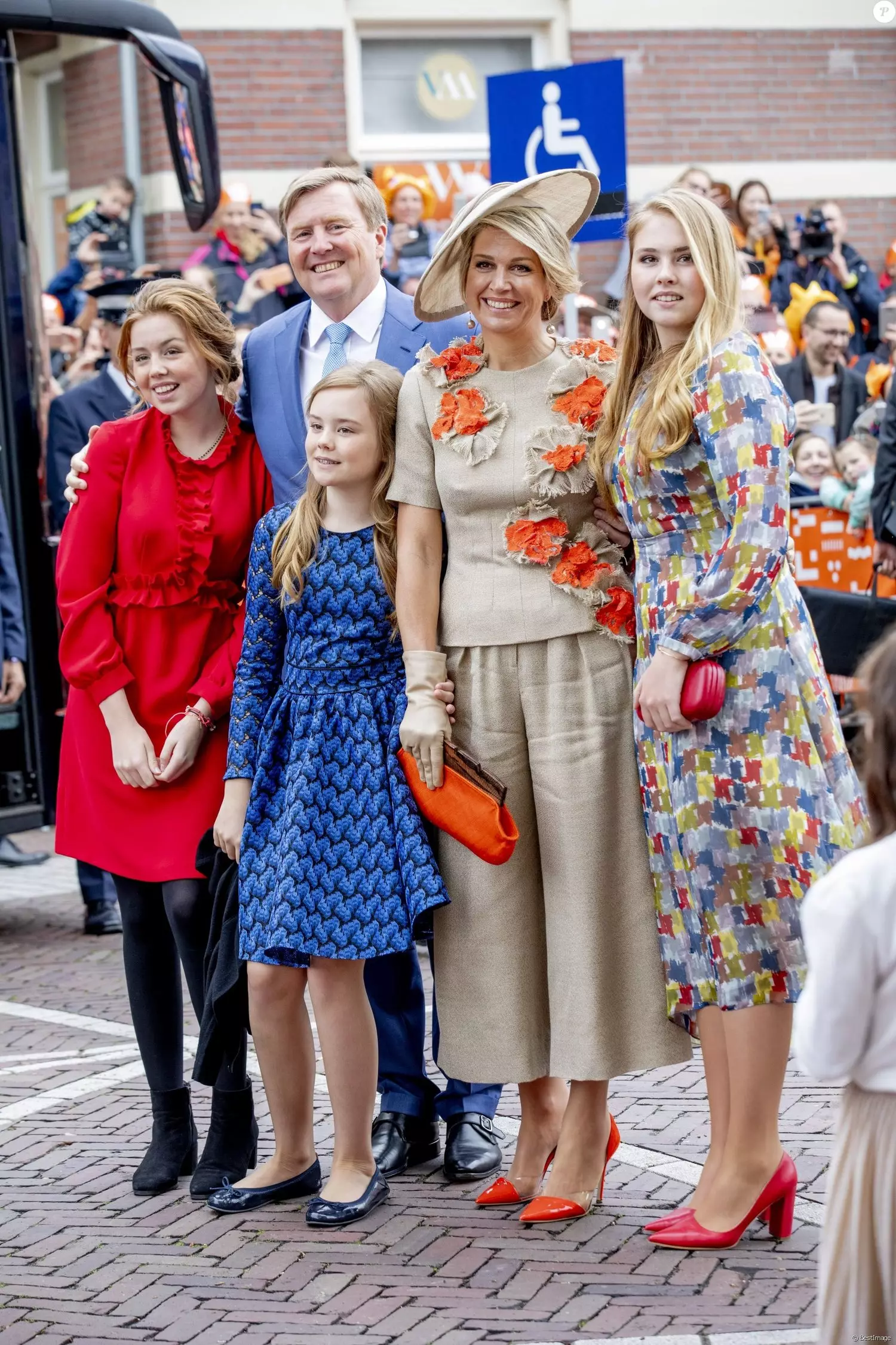 Guglielmo dei Paesi Bassi e la sua famiglia durante una celebrazione del giorno del re