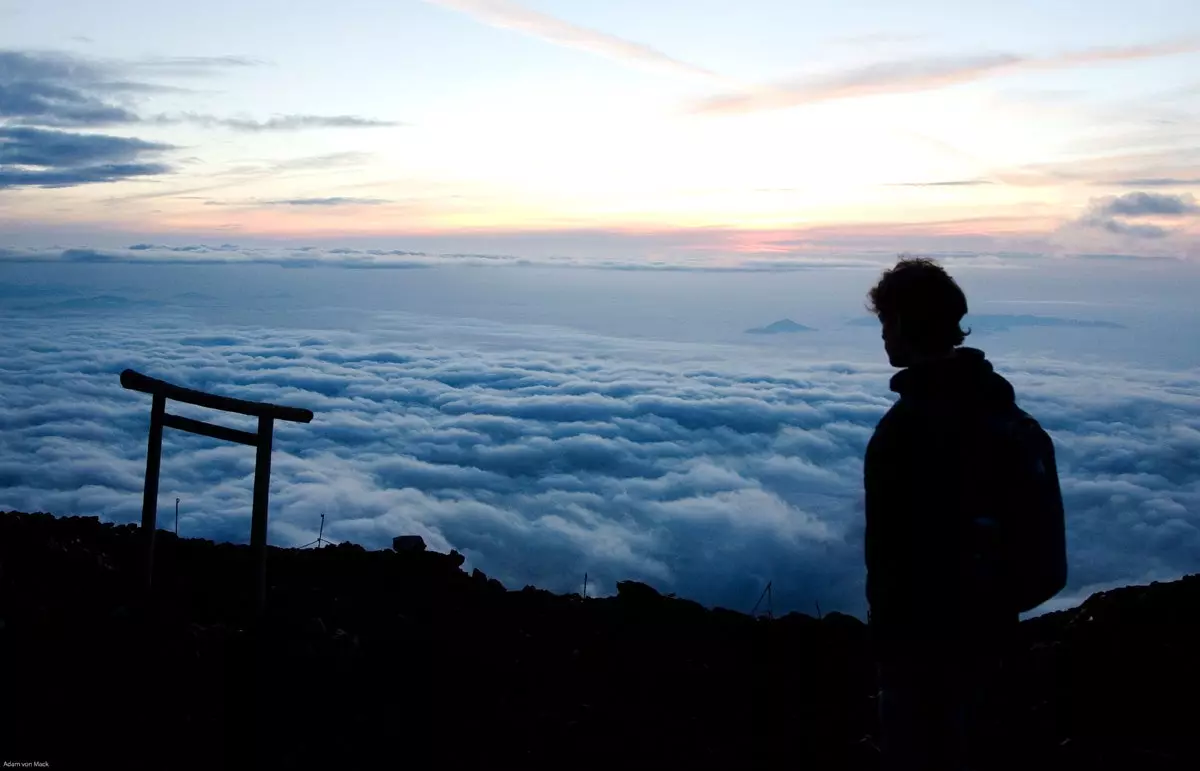 Spaceruj nad morzem chmur Fuji