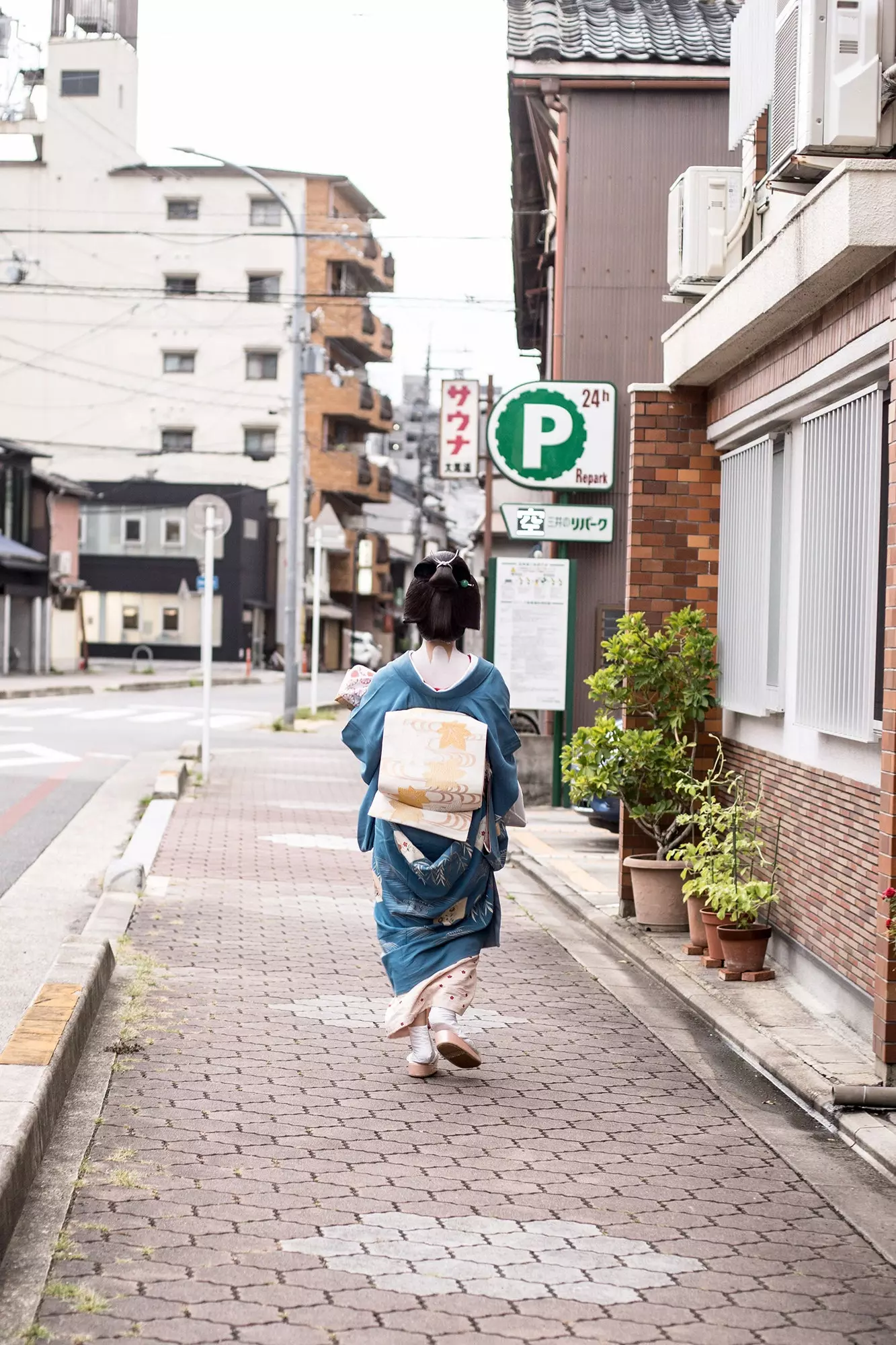 Geisha ag siúl na sráideanna de Kyoto