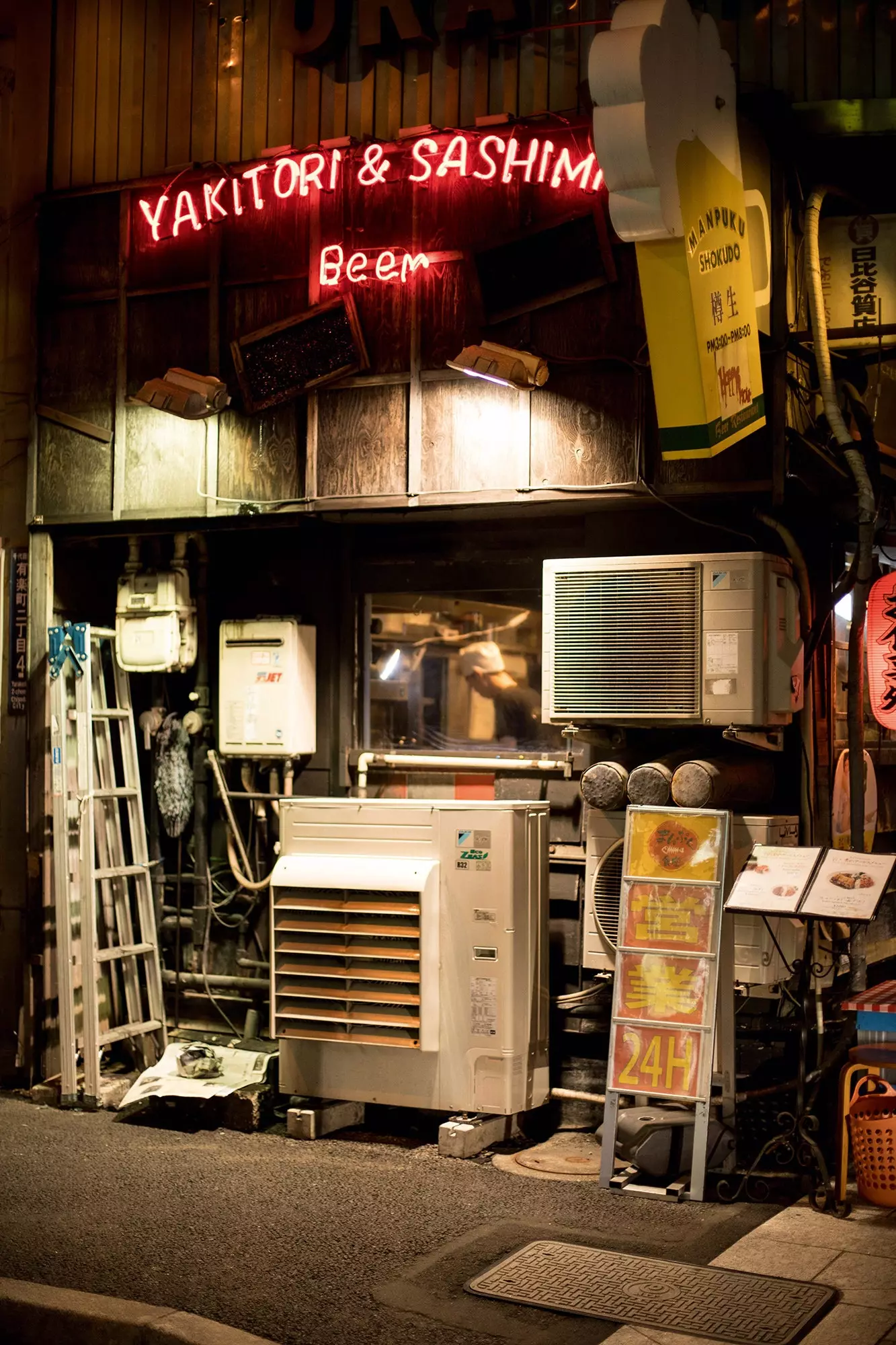 Izakaya pod železniční tratí v Omotesando