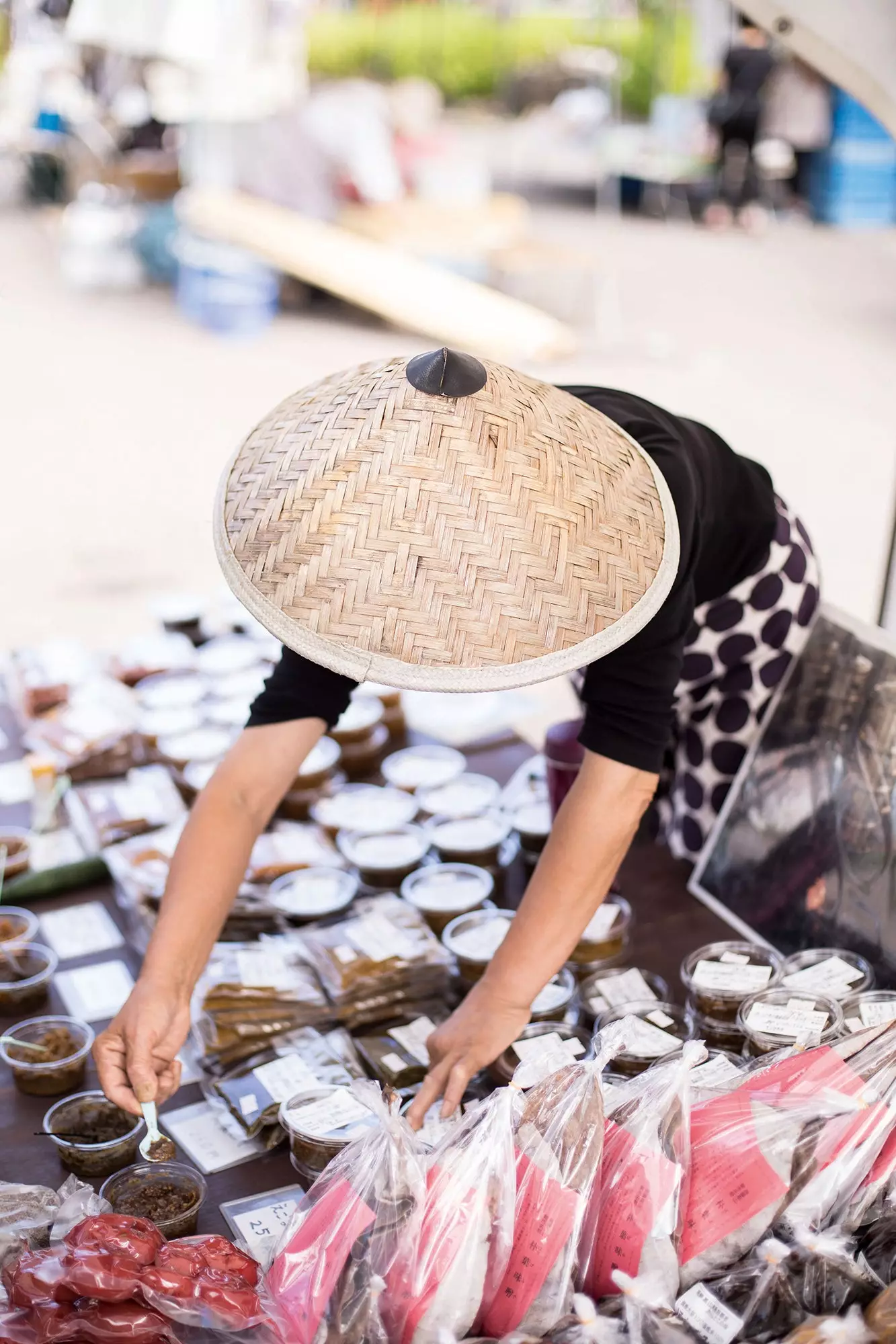 Winkelier op de ochtendmarkt van Takayama