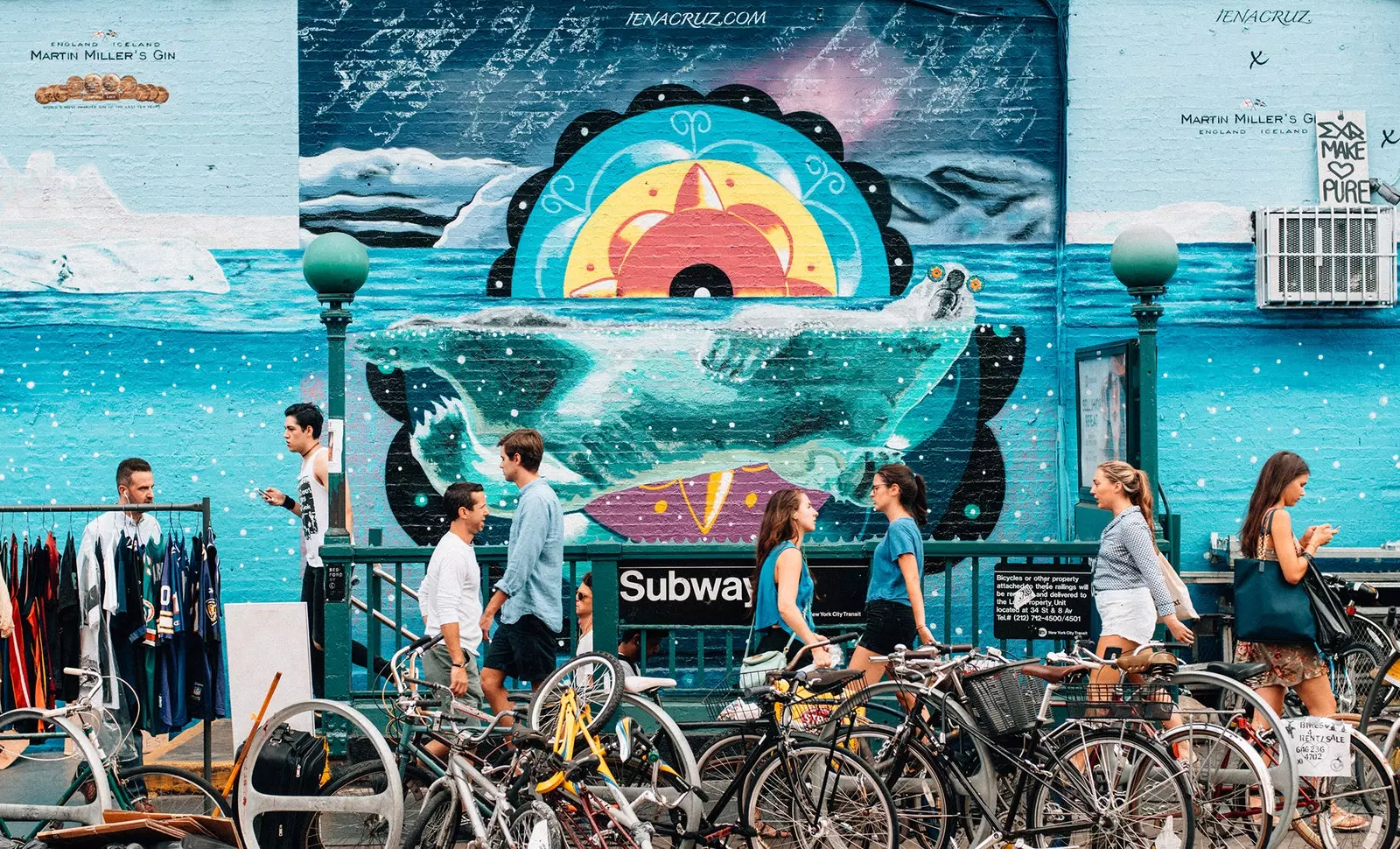 Passanten auf einem Flohmarkt in Williamsburg, New York