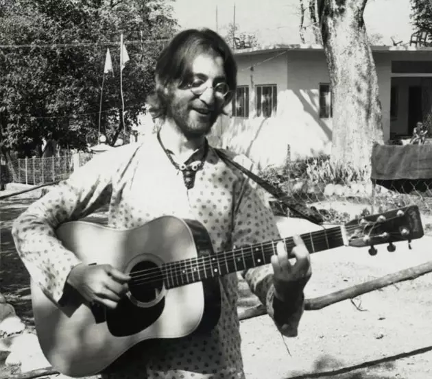 John Lennon canta 'Prudence Come Out and Play' a Rishikesh