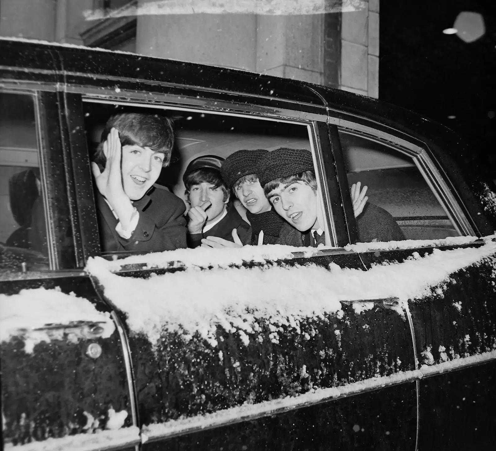 Les voitures de la vie des Beatles 'Bébé tu peux conduire ma voiture'