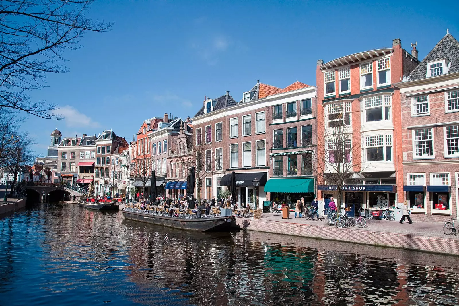 Leiden som en bra holländsk stad har färgade hus med utsikt över en kanal