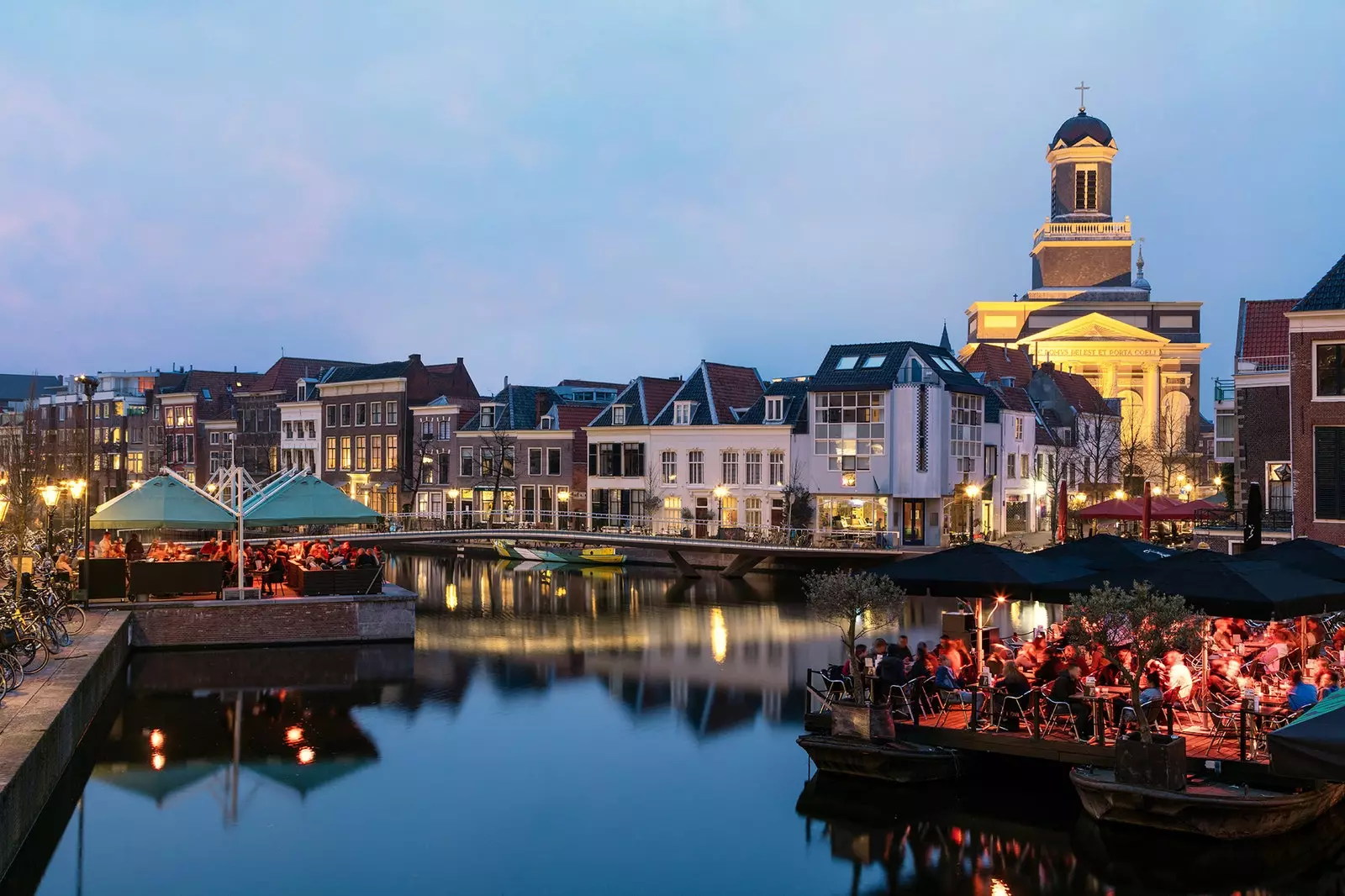 Leiden à la tombée de la nuit