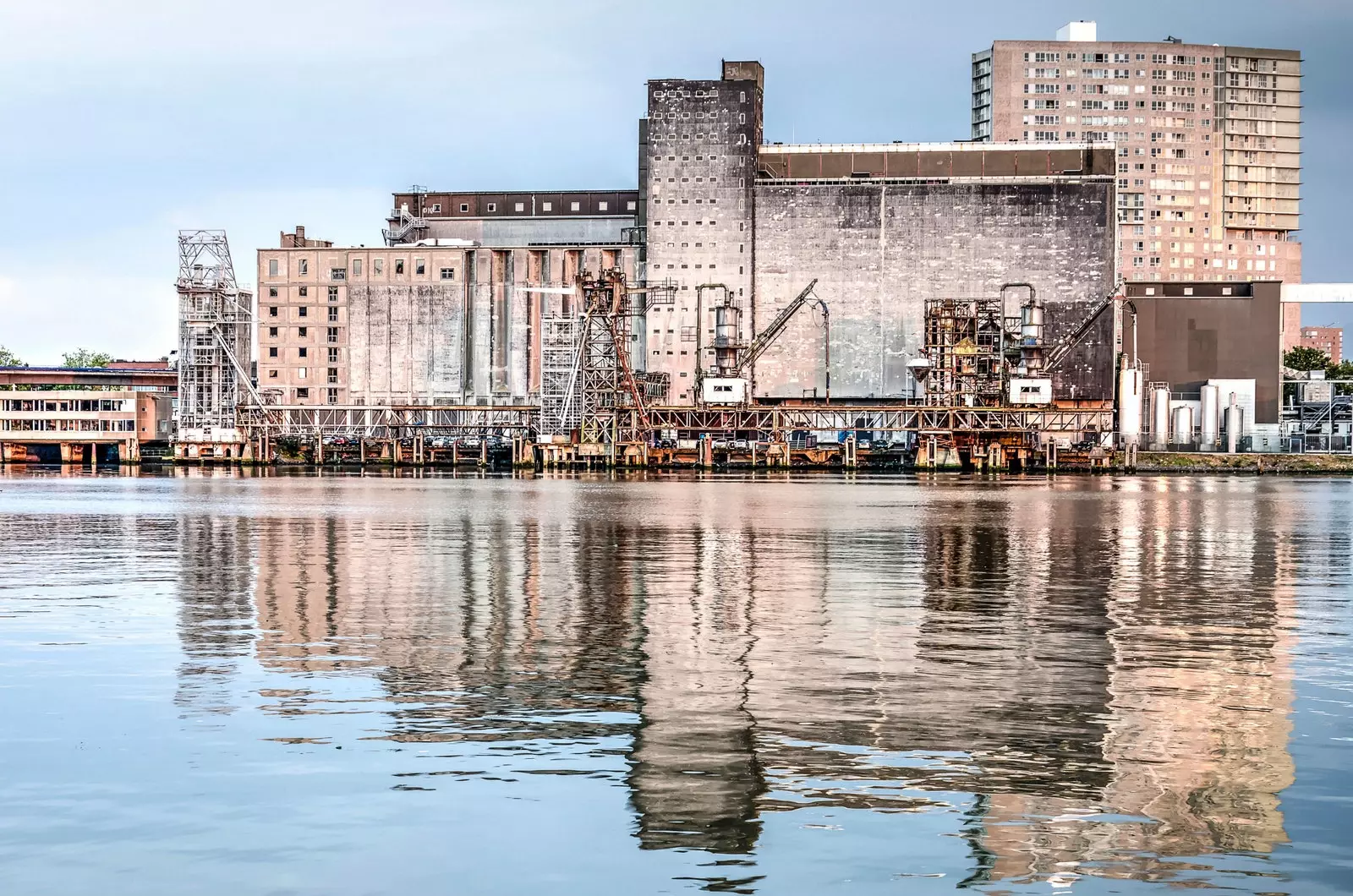 Imposante Industriefassade von Maassilo Rotterdam.