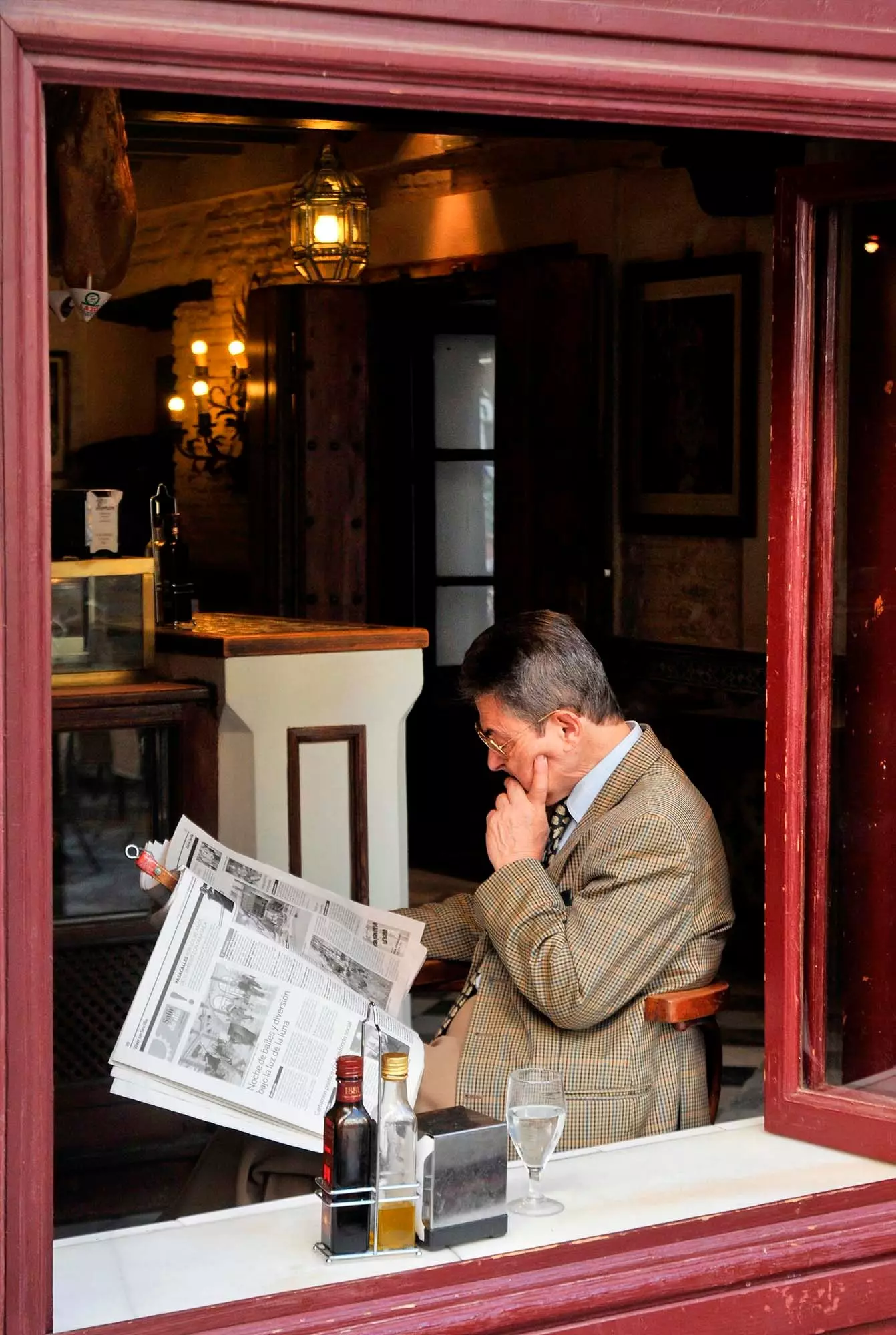 man leest de krant in Casa Román