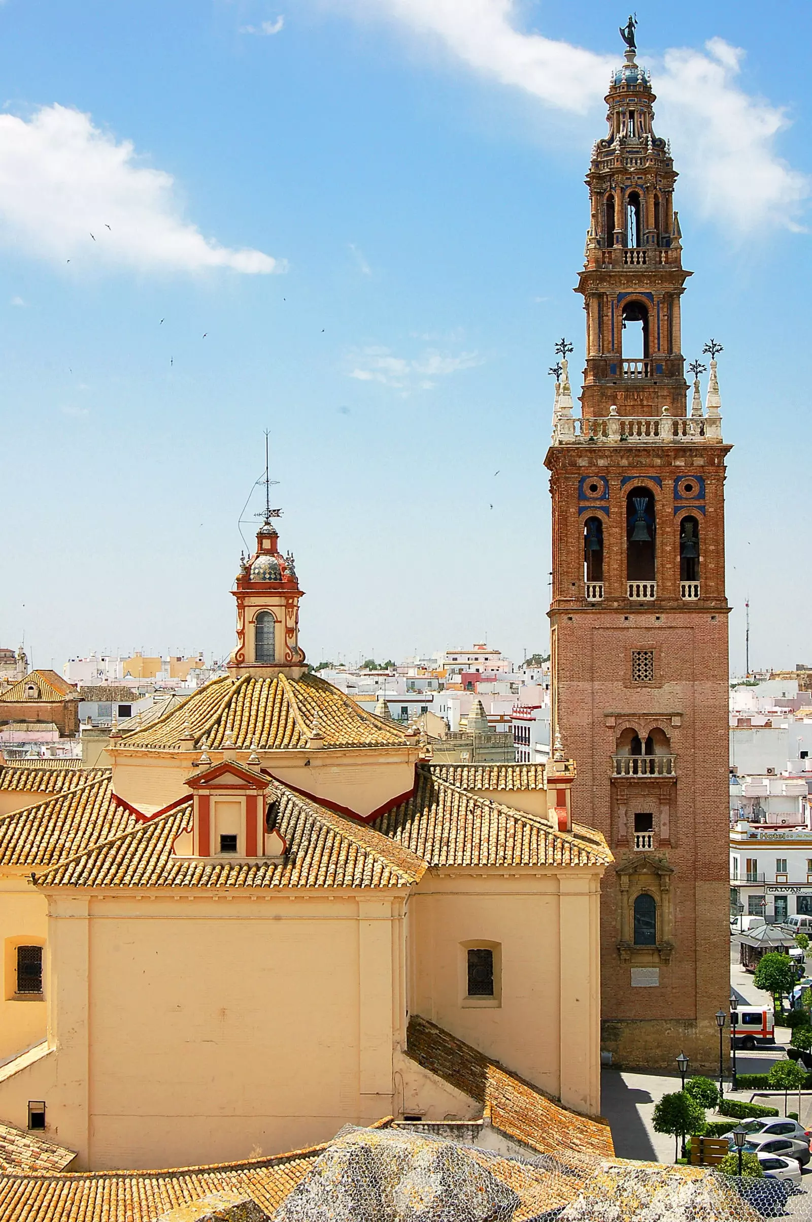 Iglesias San Pedro-ს ხედები Alczar de la Puerta de Sevilla-დან კარმონაში.