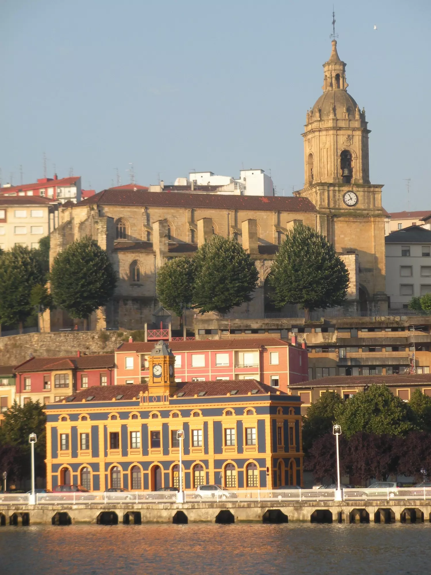 Bangunan La Canilla di dok lama Portugalete.