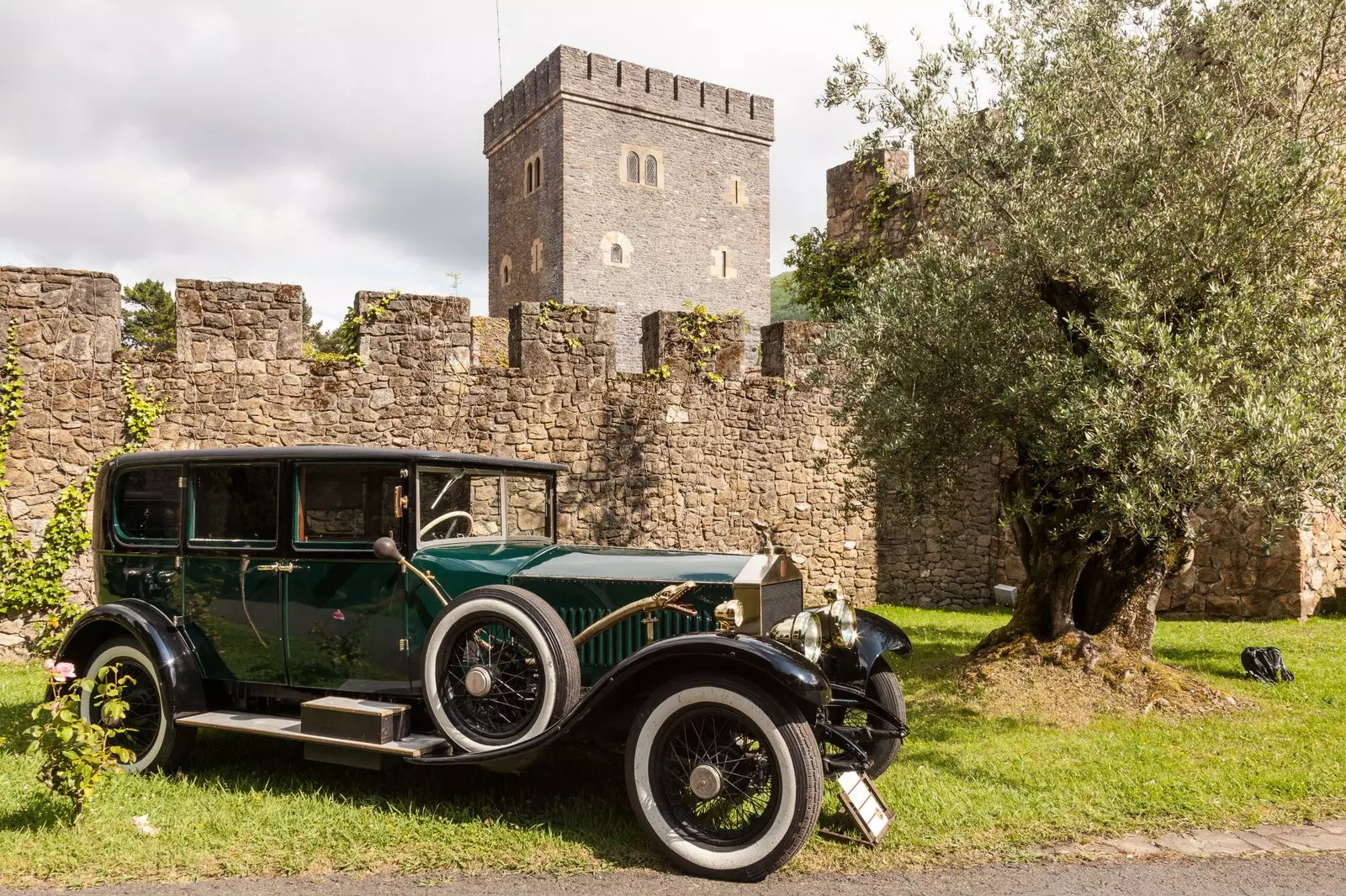 برج Loizaga في Las Encartaciones ، أكبر مجموعة من Rolls-Royce في أوروبا.