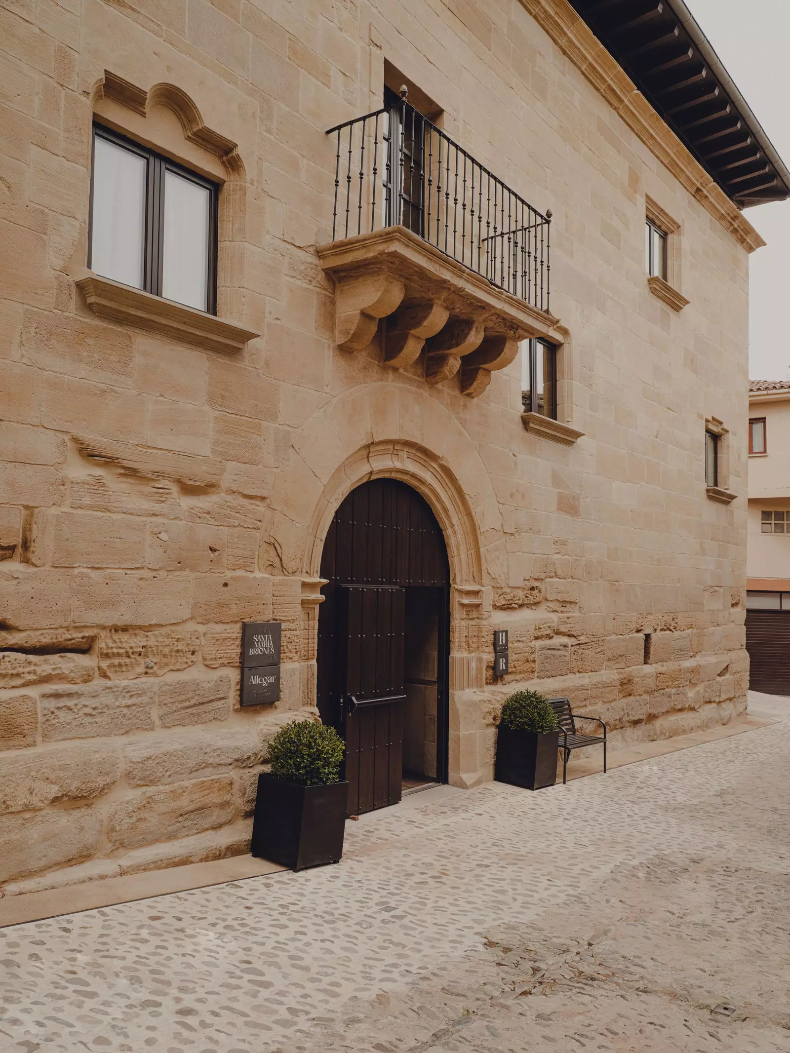 Fachada do hotel Santa Maria de Briones