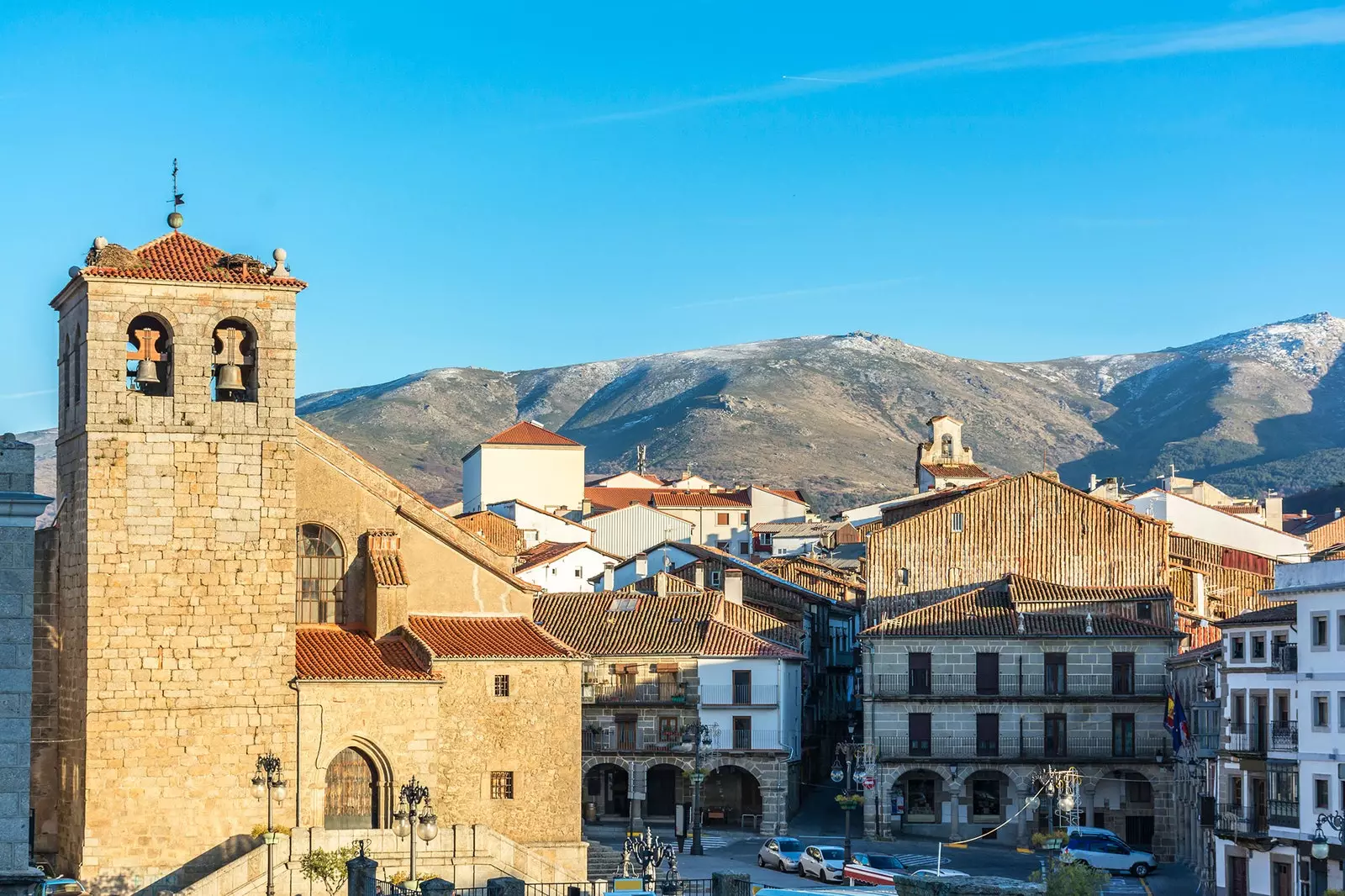 Kierch vun El Salvador op der Haaptplaz vu Maldonado an der Bjar Provënz Salamanca am Hannergrond d'Bierger vu Gata