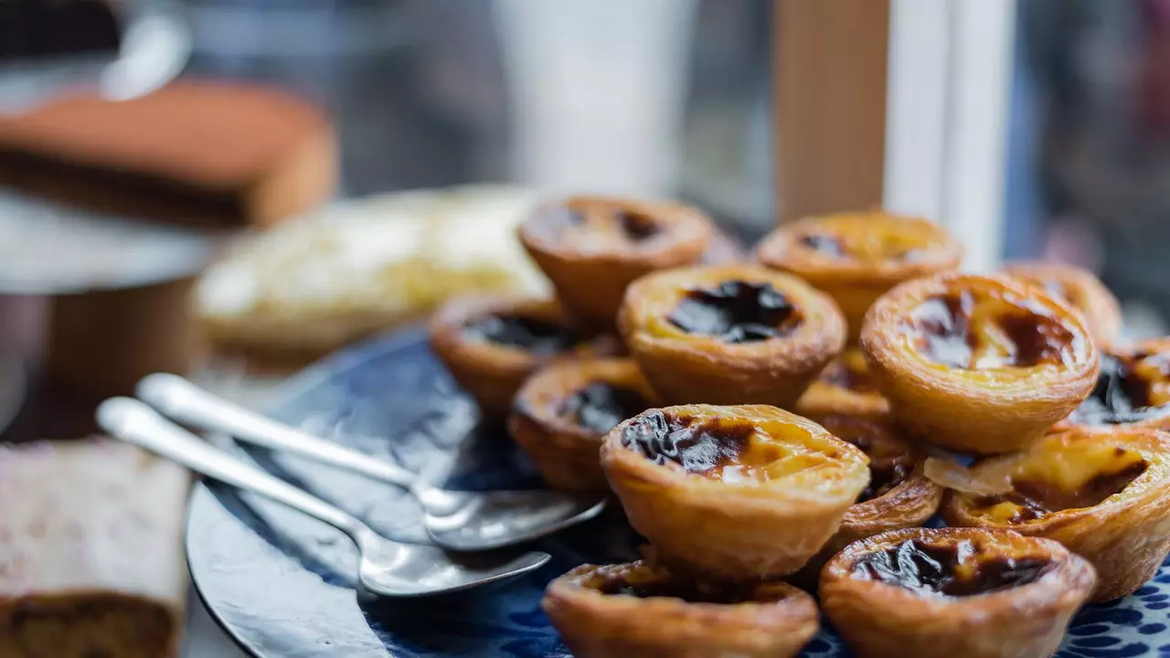 Portekiz'de denemek için pastel de nata ve diğer tatlılar