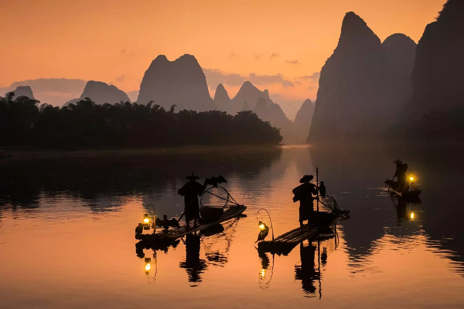 Veslaři podél řeky Li Yangshuo