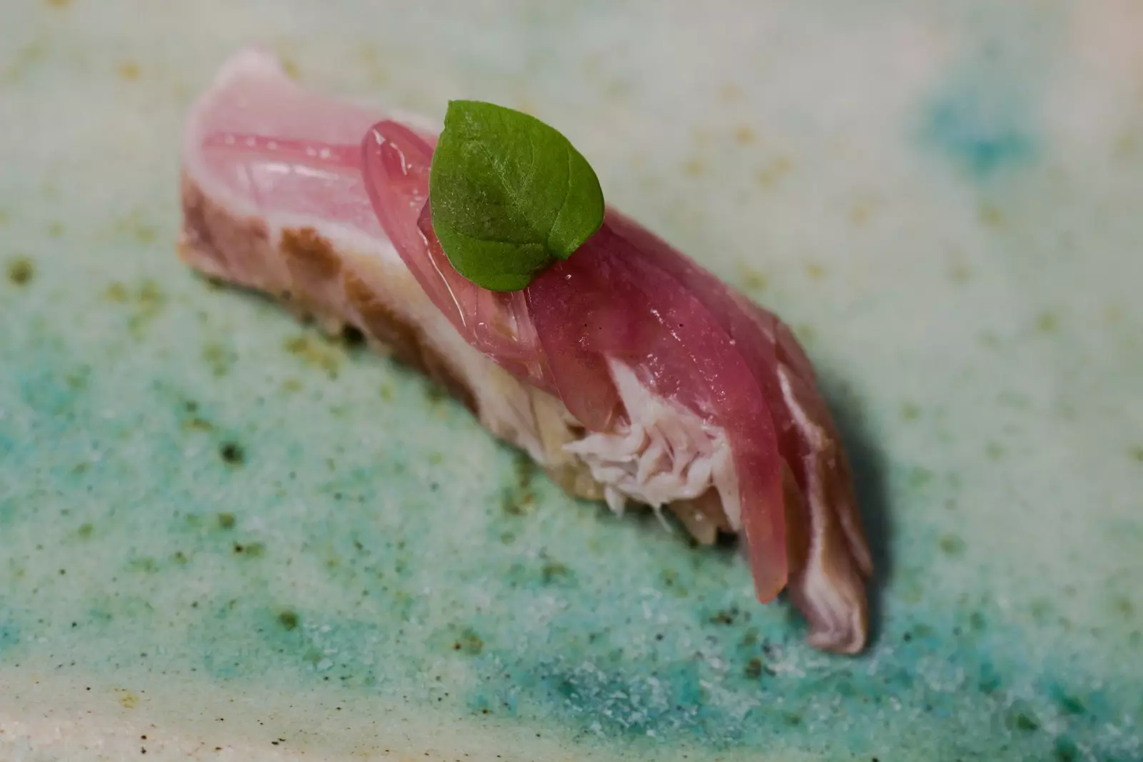 Nigiri d'amanida madrilenya amb escabetx de bonítol d'Umiko