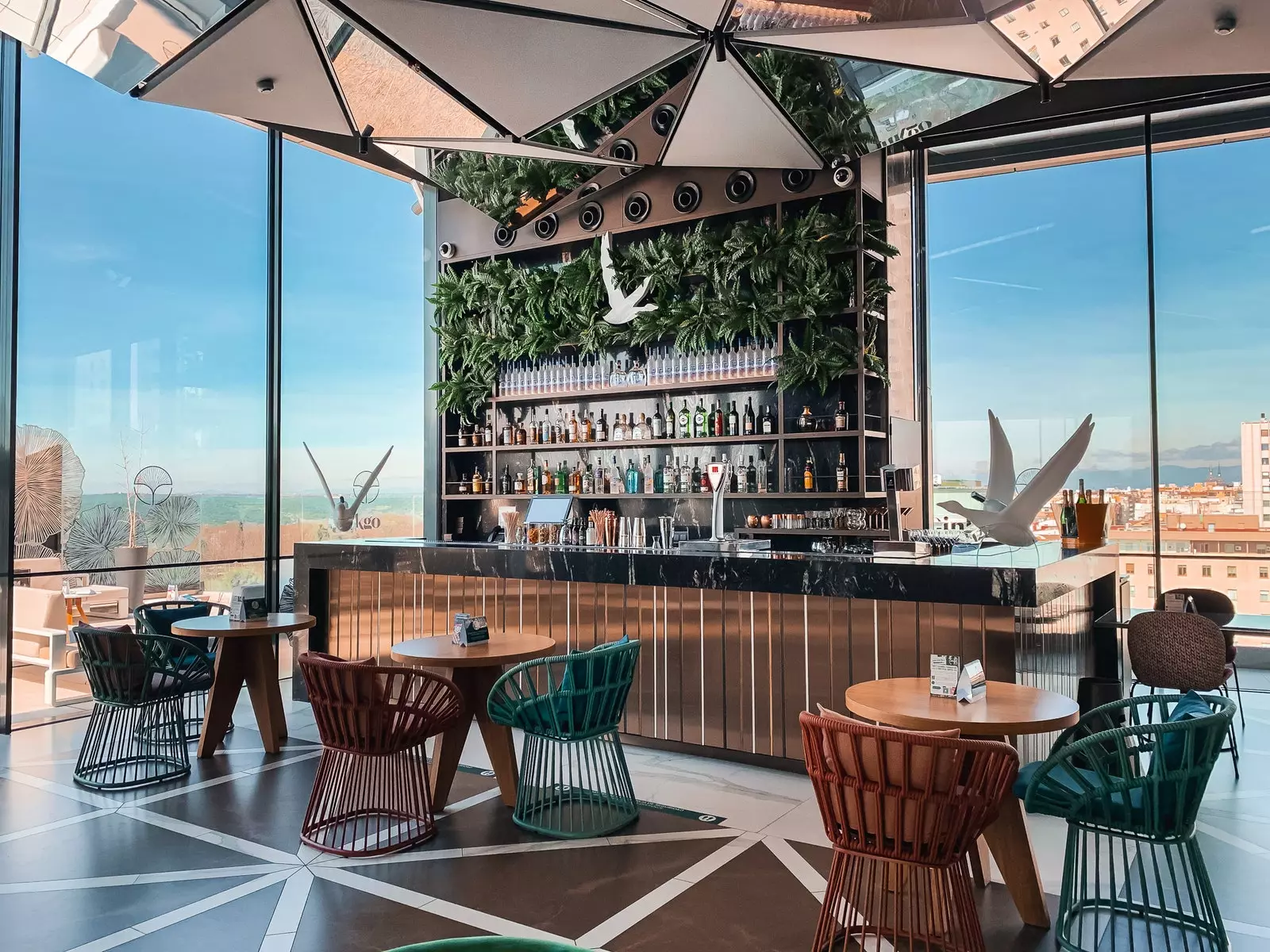 Iš Ginkgo Restaurant amp Sky Bar atsiveria Madrido vaizdai. Naktį jis dar įspūdingesnis.