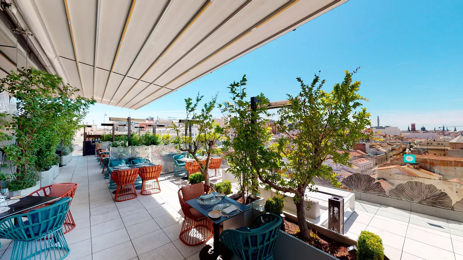 Η φωτεινή βεράντα του Ginkgo Restaurant amp Sky Bar με τη Μαδρίτη στα πόδια σας.