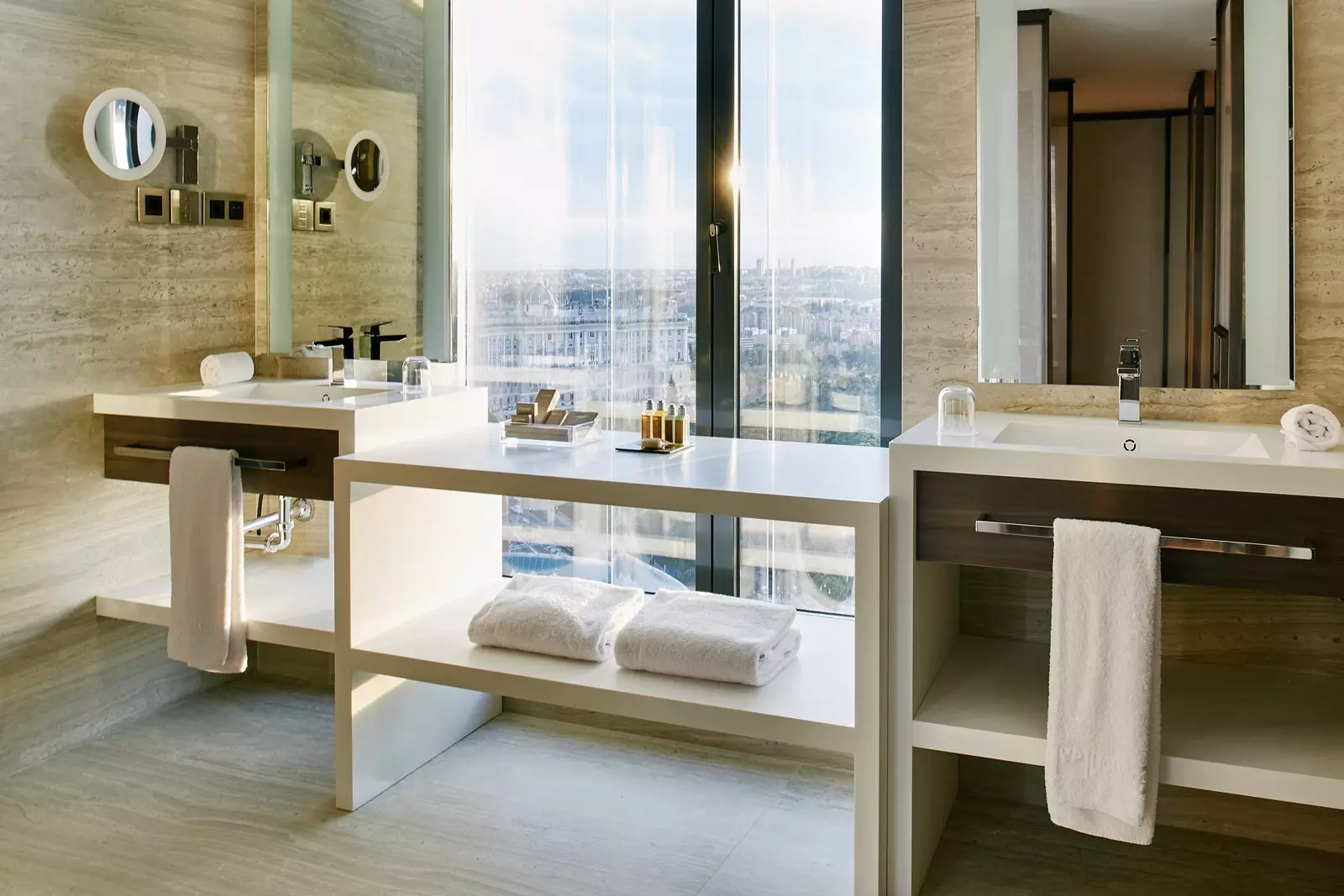 Linee semplici e pure, questo è il bagno completo ed elegante di una suite VP Plaza España Design.