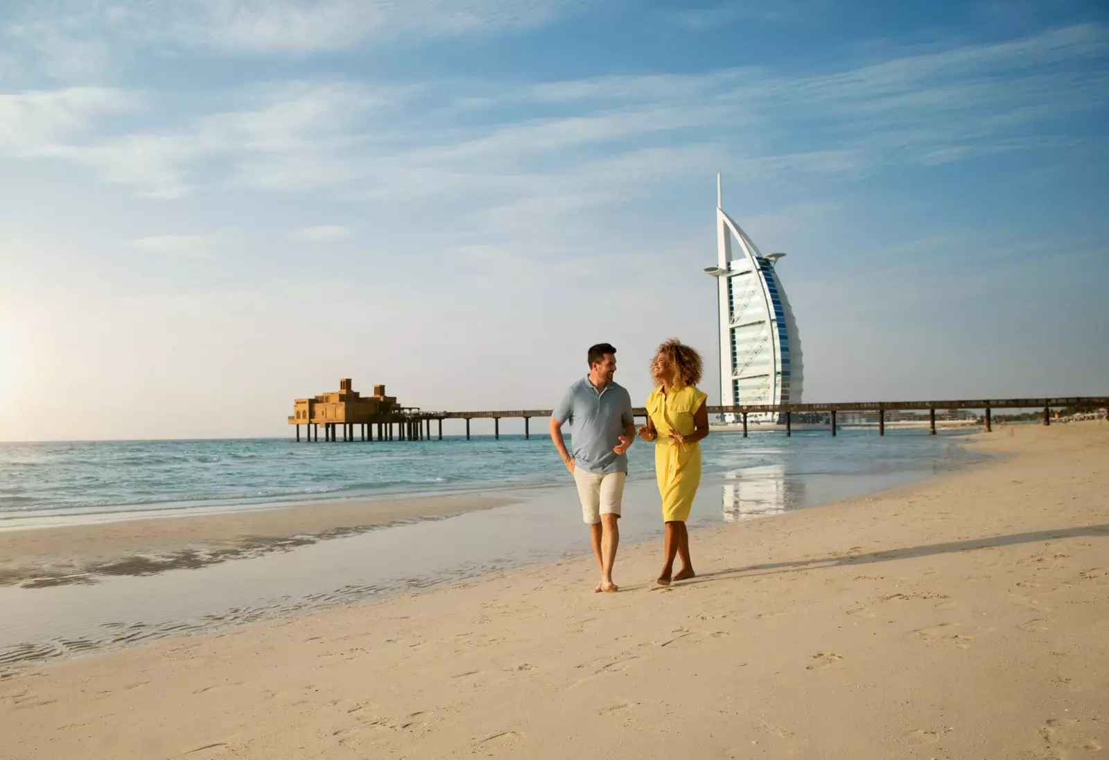 Pantai dan Burj Al Arab di latar belakang.