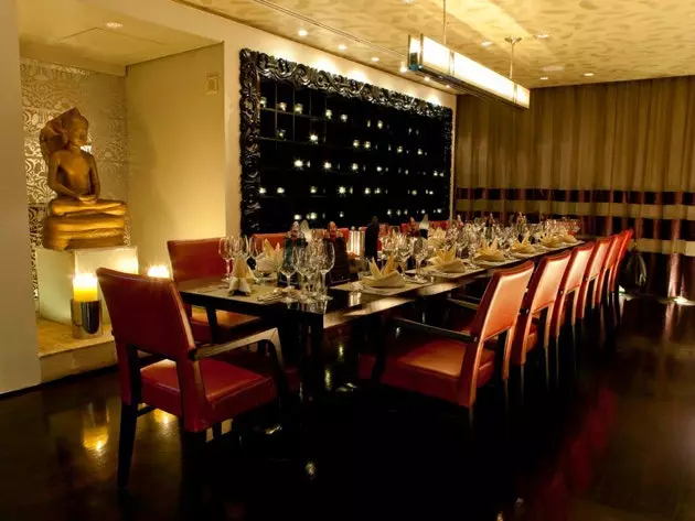 Theater Restaurant pa Rotana Tower Hotel