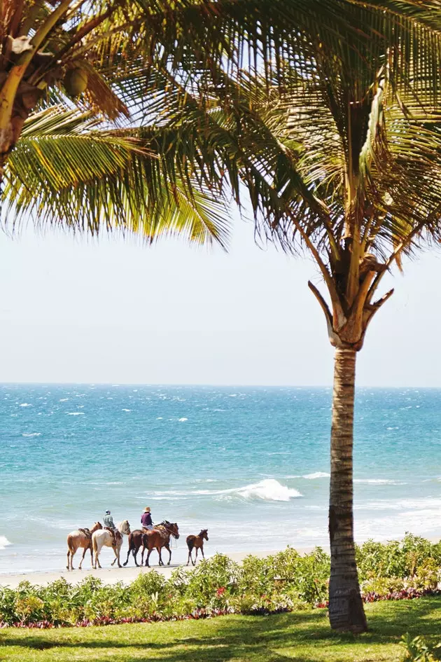 Horseback riding in Mncora