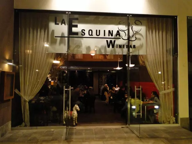 Το La Esquina Wine Bar κομψό και σκοτεινό