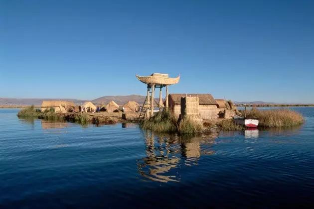 Drijvend op het Titicacameer een ecohotel in beweging