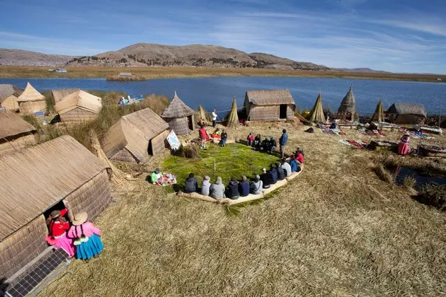 Pływający na jeziorze Titicaca ekologiczny hotel w ruchu