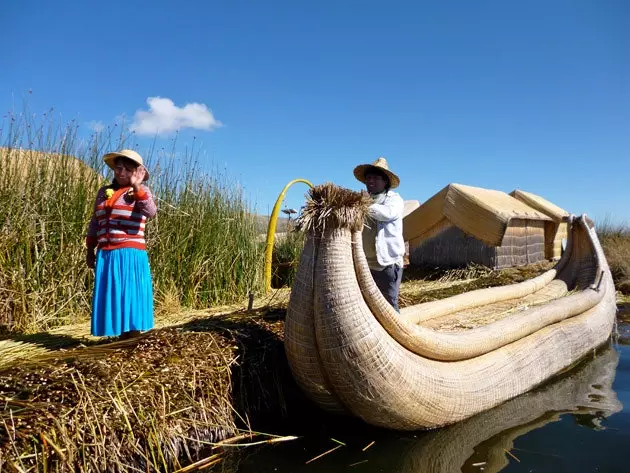 Flotant sobre el llac Titicaca un hotel ressò en moviment