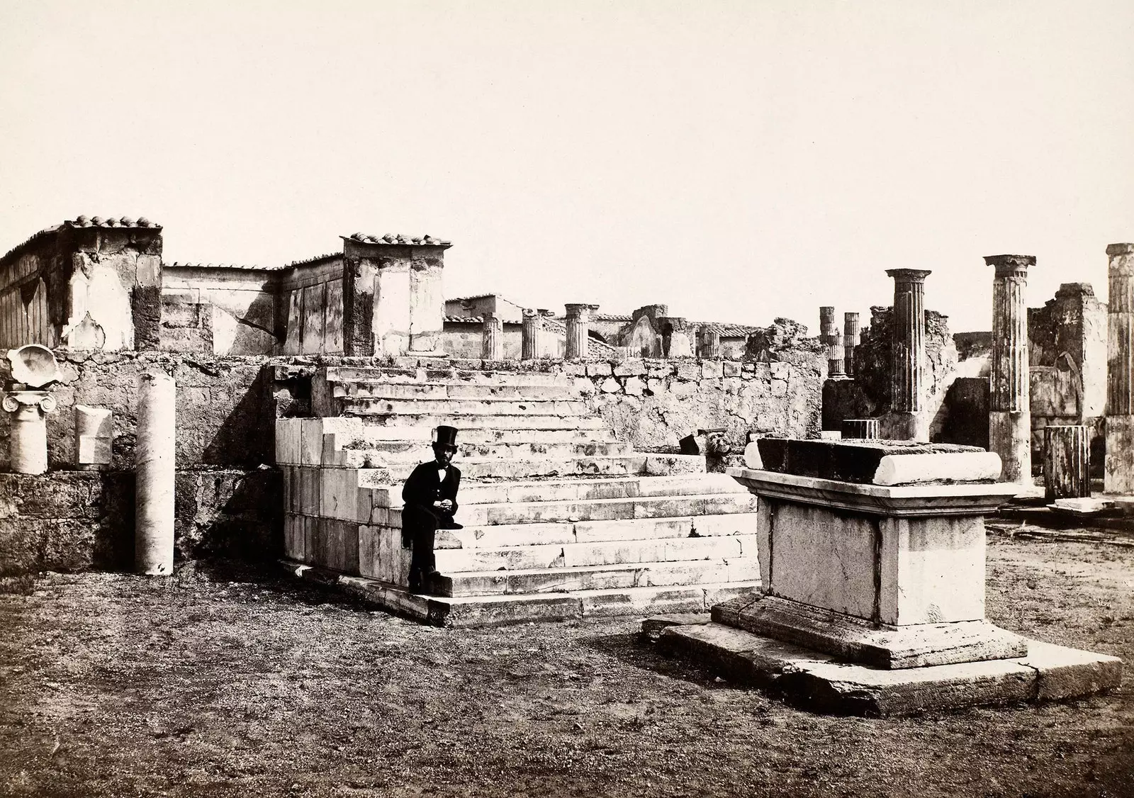 Një turist në Tempullin e Venusit në Pompei rreth vitit 1890