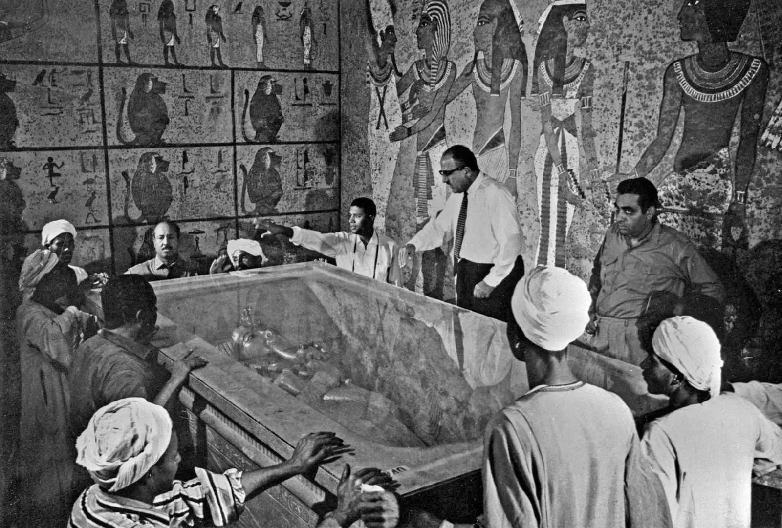 Interior da tumba de Tutancâmon em 1922 cercado por especialistas egiptólogos após a descoberta de Howard Carter