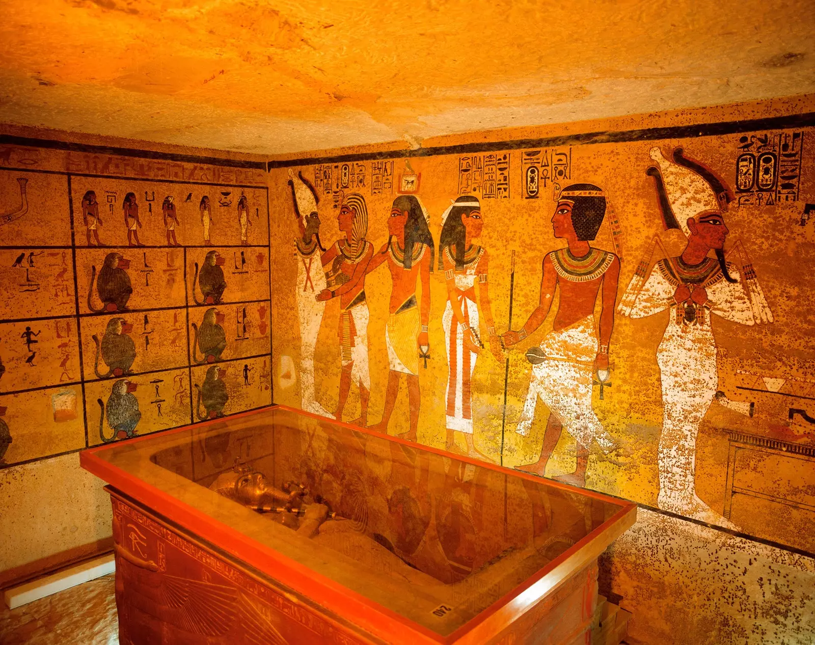 Salah satu imej pertama makam Tutankhamun selepas sedekad kerja pemulihan