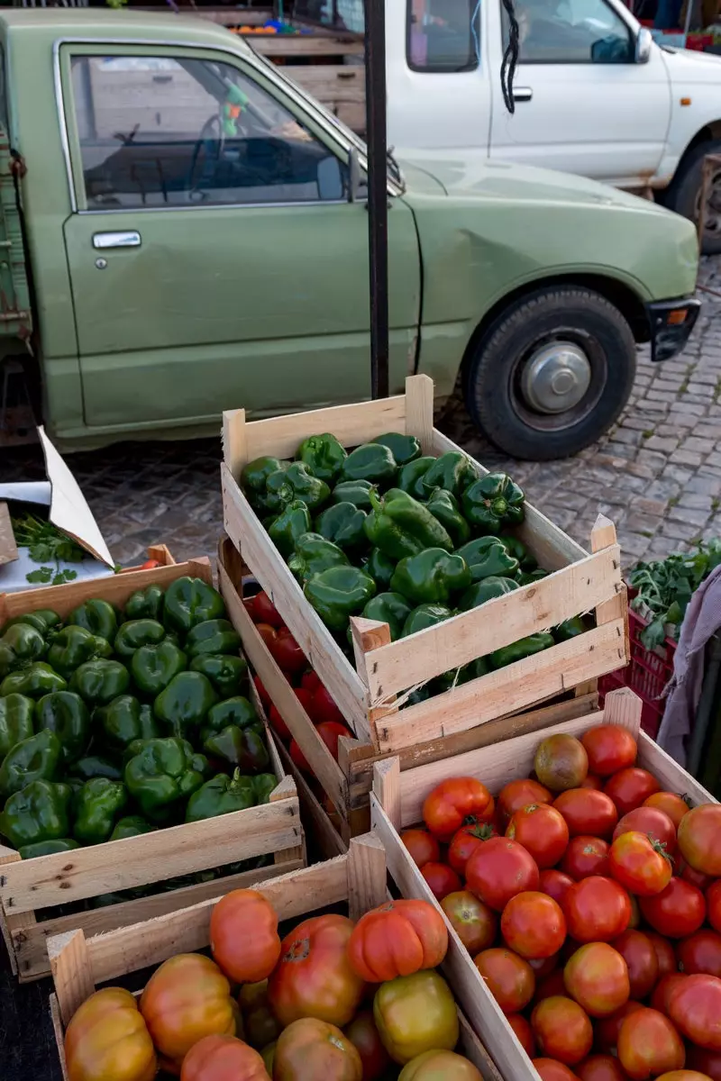 Kios sayur di pasar Olhão