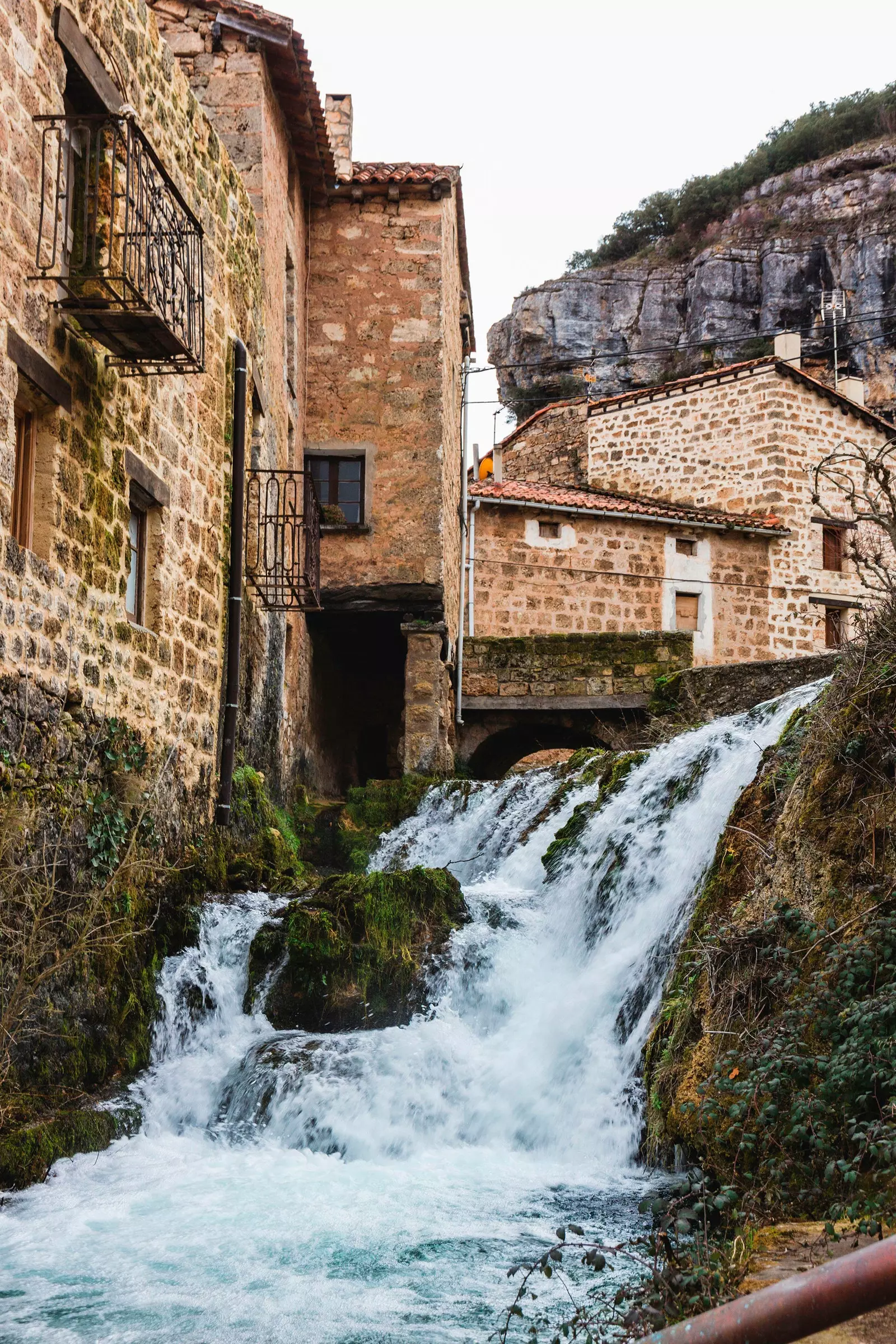 Στην Orbaneja del Castillo, το νερό είναι πιο κοντινός γείτονας