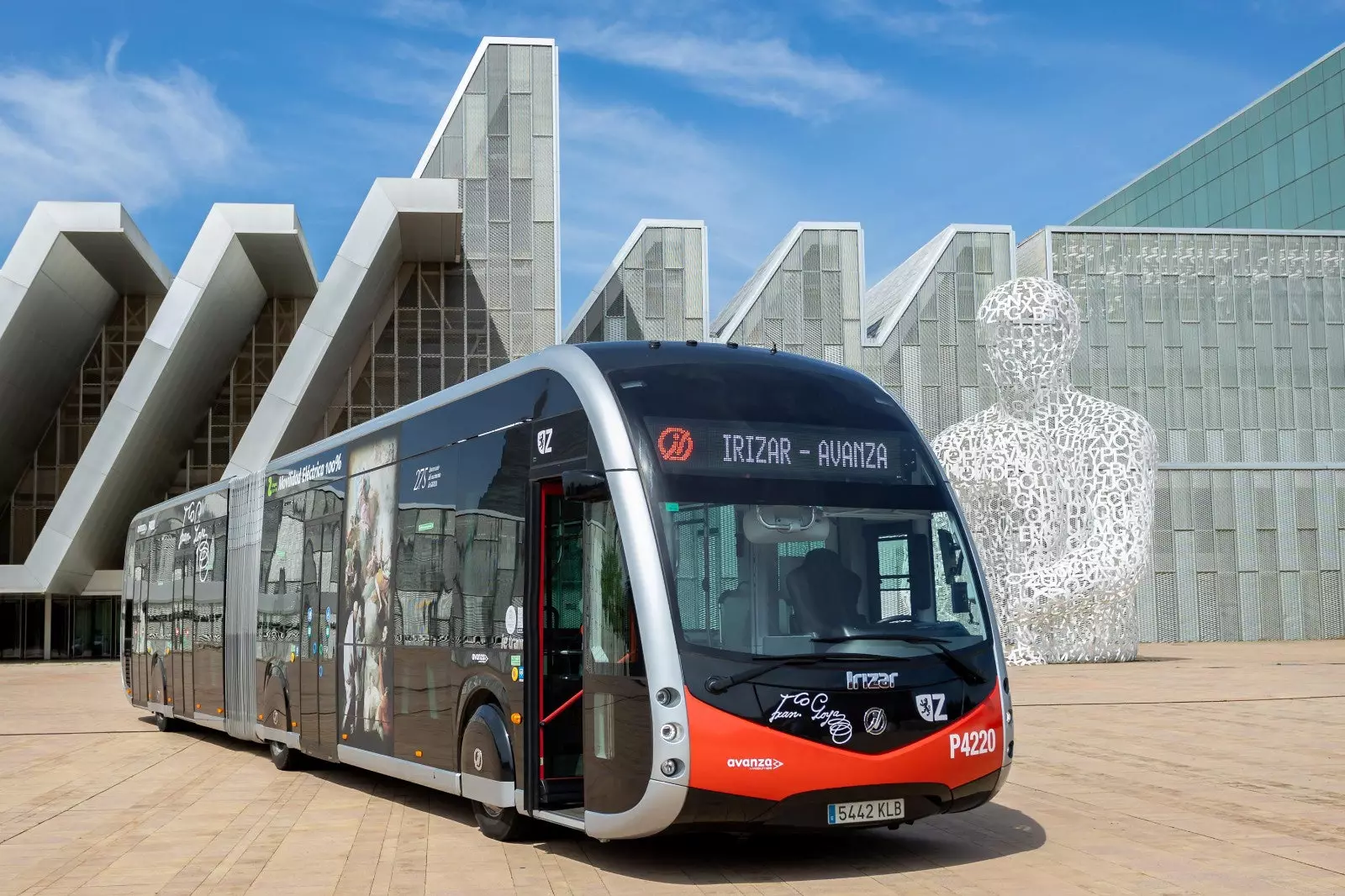 Autobus elektrik në Plaza of Expo 2008 në Zaragoza