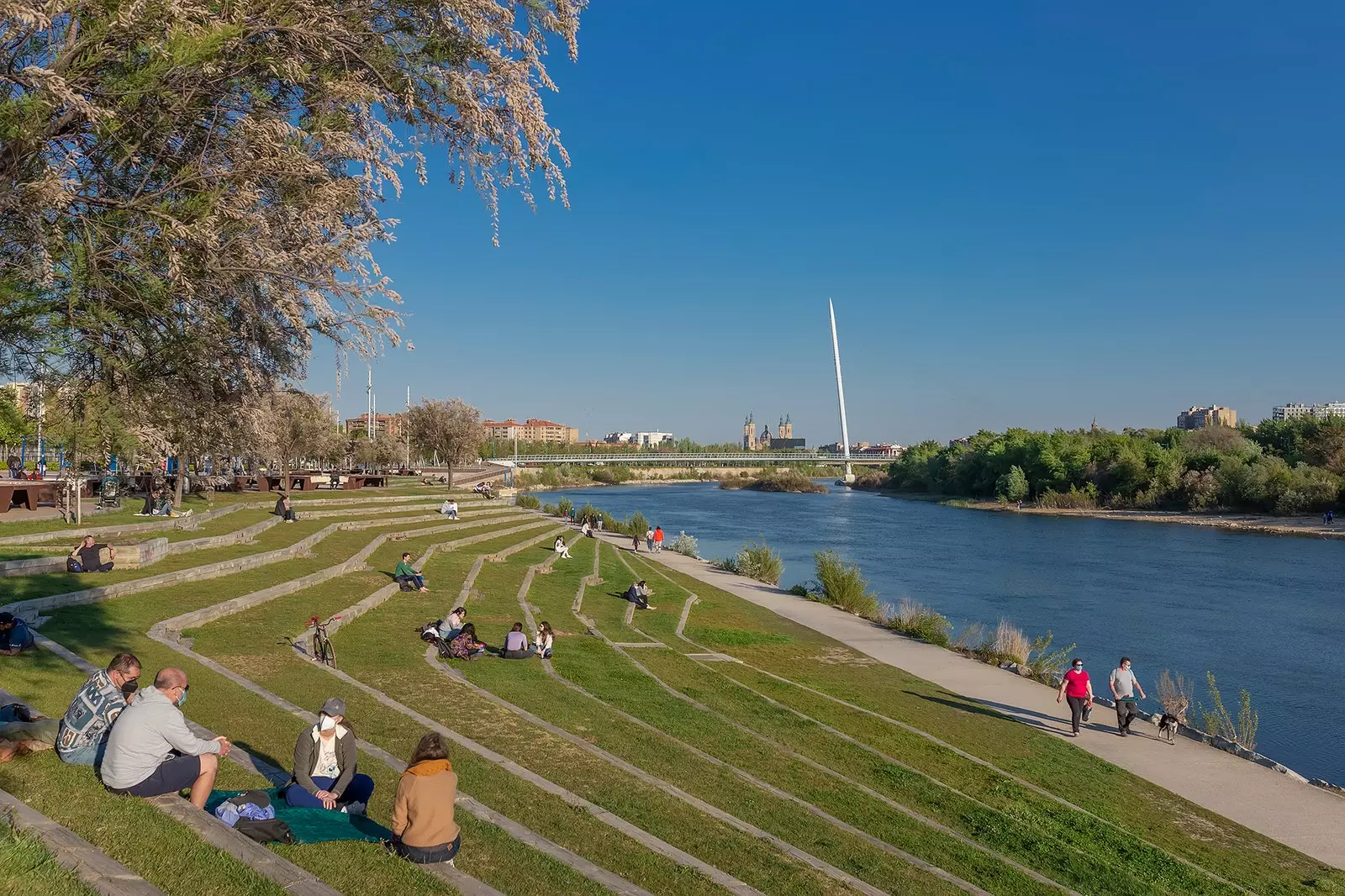 Tepi sungai Ebro di Zaragoza