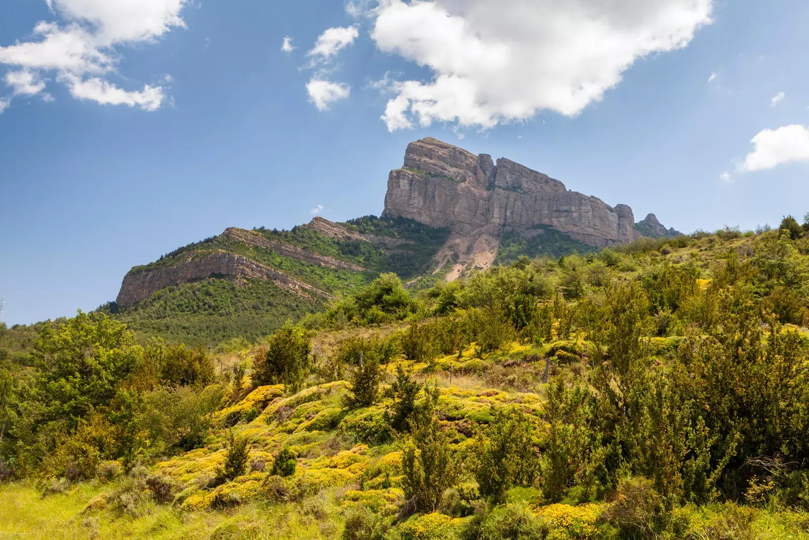 Peña de Oroel ve haçı neredeyse bulutlara değiyor.